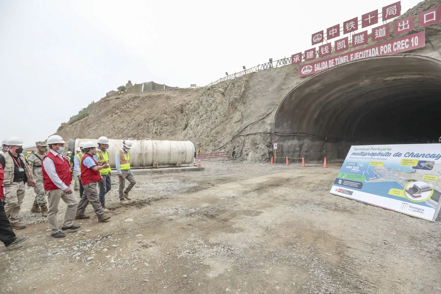 El presidente de la República, Pedro Castillo, junto al ministro de Transportes y Comunicaciones, Nicolás Bustamante; inspeccionaron esta mañana las obras del terminal portuario de Chancay. Foto: ANDINA/Prensa Presidencia