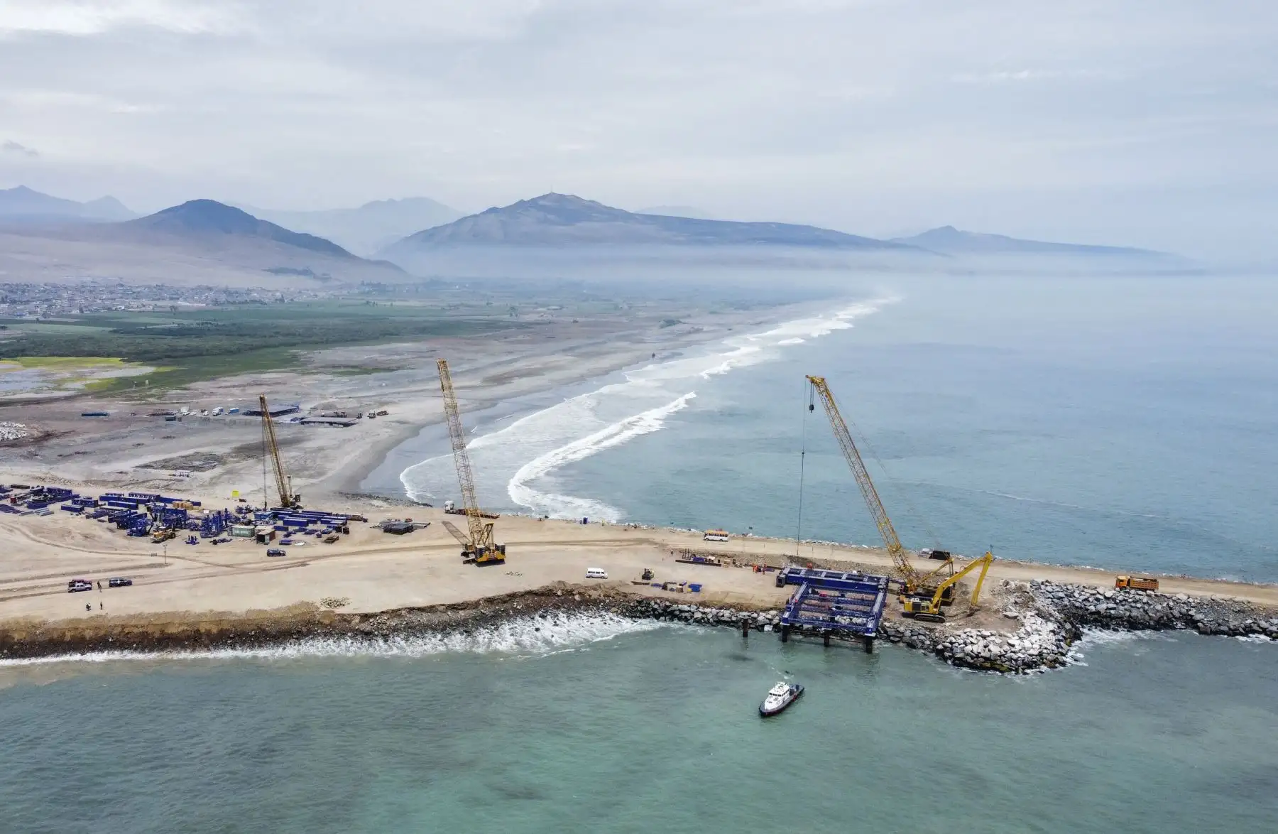 El presidente de la República, Pedro Castillo, junto al ministro de Transportes y Comunicaciones, Nicolás Bustamante; inspeccionaron esta mañana las obras del terminal portuario de Chancay. Foto: ANDINA/Prensa Presidencia