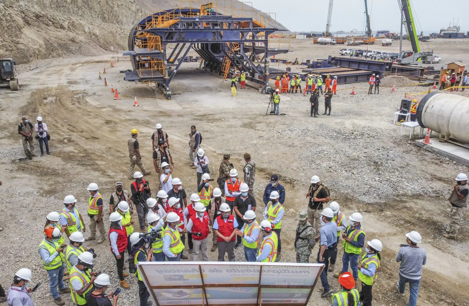 El presidente de la República, Pedro Castillo, junto al ministro de Transportes y Comunicaciones, Nicolás Bustamante; inspeccionaron esta mañana las obras del terminal portuario de Chancay. Foto: ANDINA/Prensa Presidencia