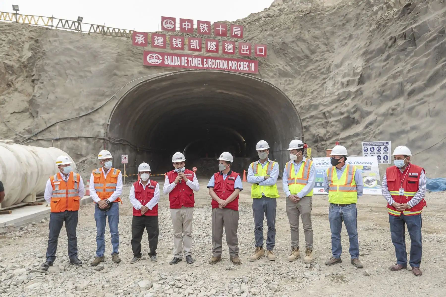 El presidente de la República, Pedro Castillo, junto al ministro de Transportes y Comunicaciones, Nicolás Bustamante; inspeccionaron esta mañana las obras del terminal portuario de Chancay. Foto: ANDINA/Prensa Presidencia