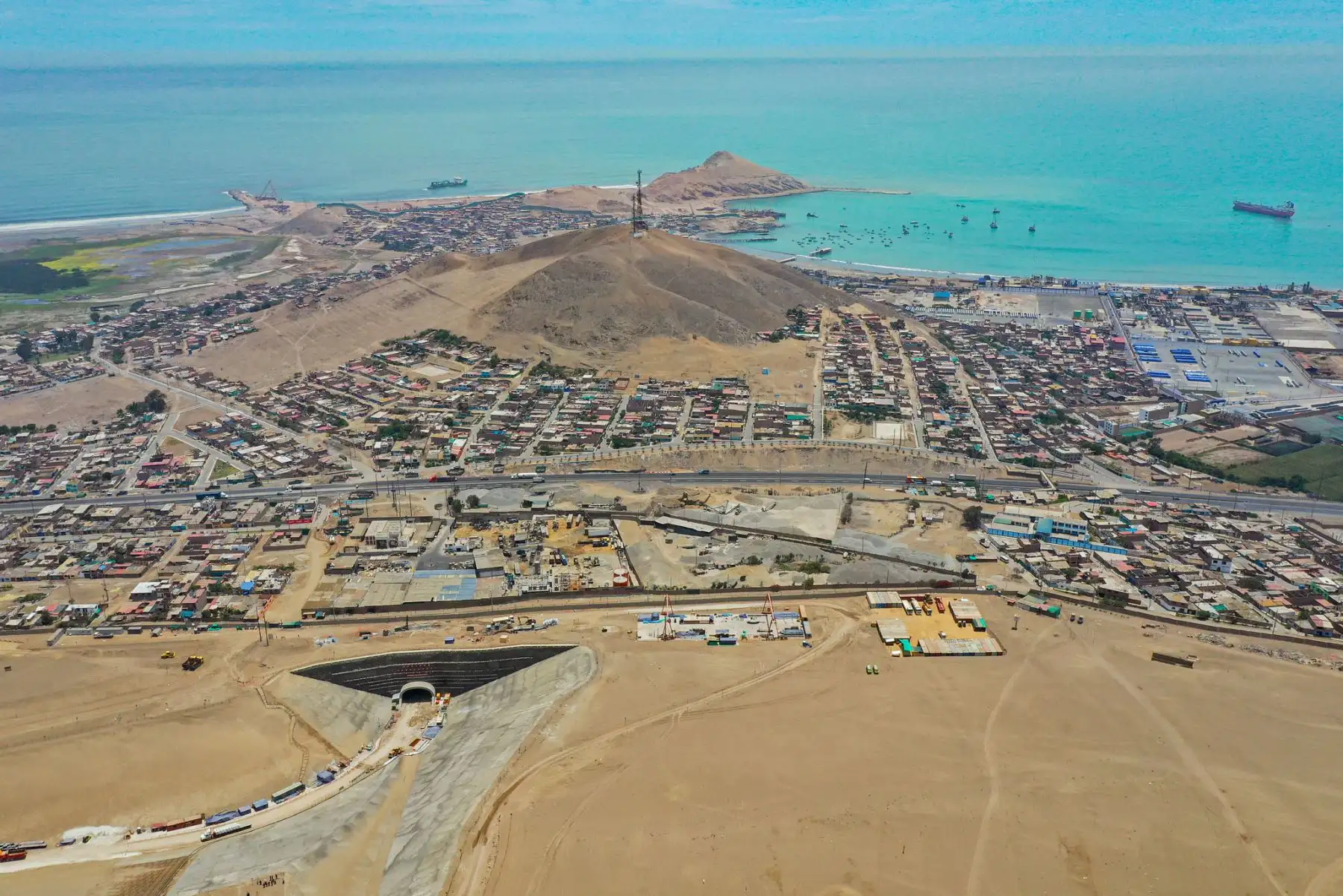 El presidente de la República, Pedro Castillo, junto al ministro de Transportes y Comunicaciones, Nicolás Bustamante; inspeccionaron esta mañana las obras del terminal portuario de Chancay. Foto: ANDINA/MTC
