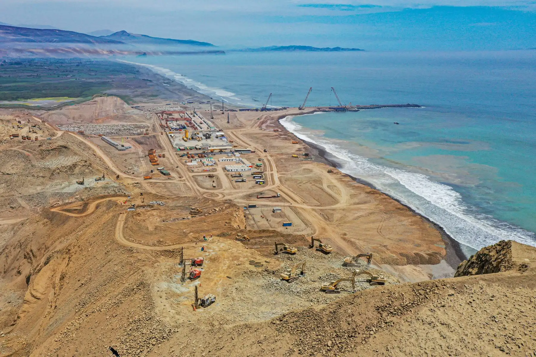 El presidente de la República, Pedro Castillo, junto al ministro de Transportes y Comunicaciones, Nicolás Bustamante; inspeccionaron esta mañana las obras del terminal portuario de Chancay. Foto: ANDINA/MTC