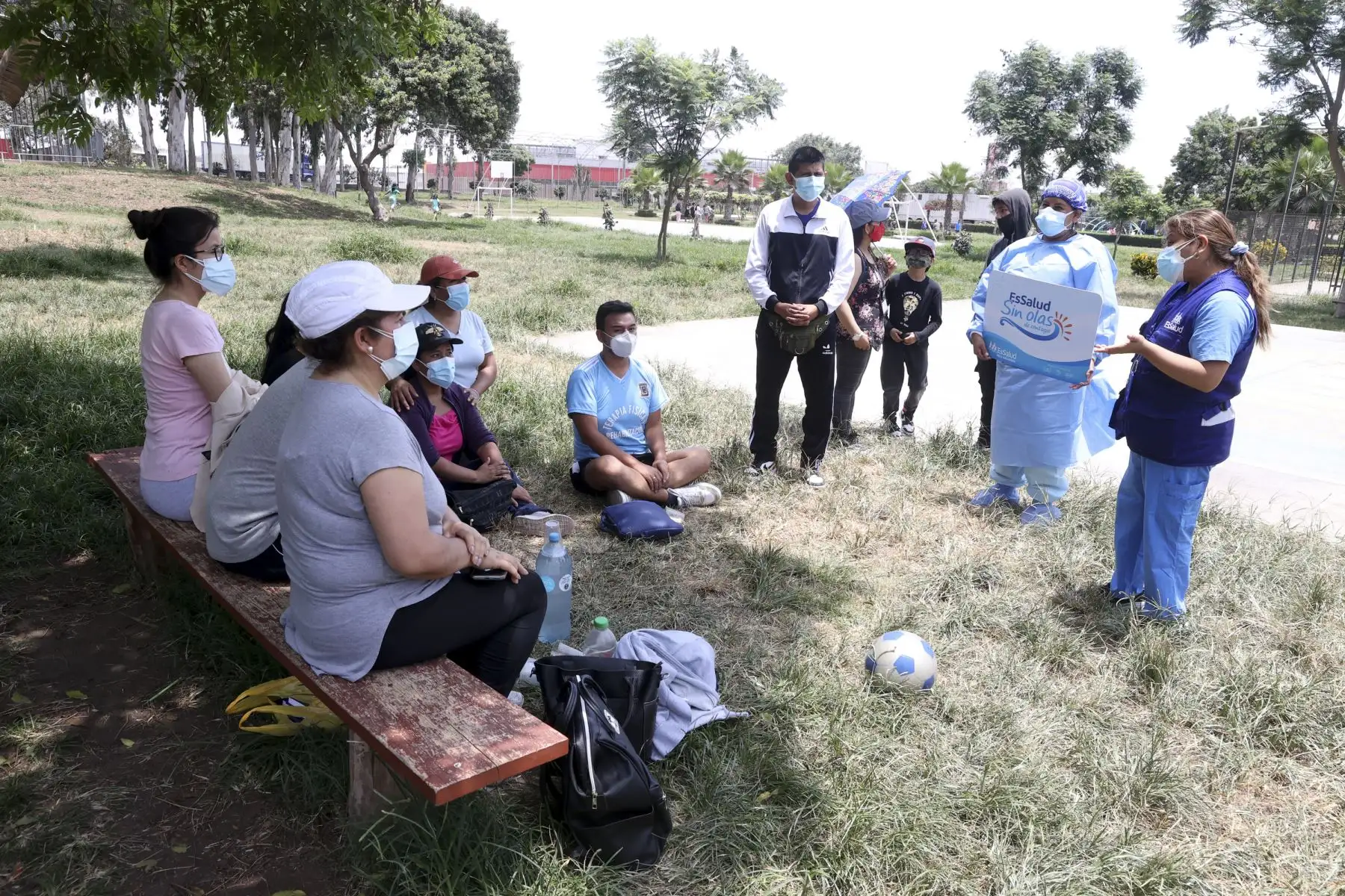 A fin de lograr una detección temprana del Covid-19, continúa la campaña de descarte denominada “Essalud sin Olas” en las playas Redondo I y II, en Miraflores; en La Punta, Callao; así como en los parques zonales de Huayna Cápac de San Juan de Miraflores y en Cápac Yupanqui, en el Rímac. Foto: ANDINA/Vidal Tarqui