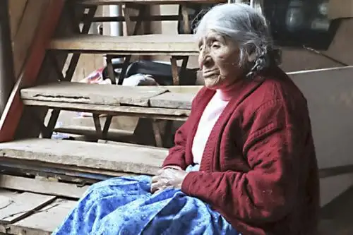 Sentada al pie de una rudimentaria escalera de madera, casi adherida a la primera grada, Prisca Espinoza Challhua, la mujer que ha hecho del pasado un presente perpetuo, recibe a las pocas personas que la van a visitar. ANDINA/Difusión
