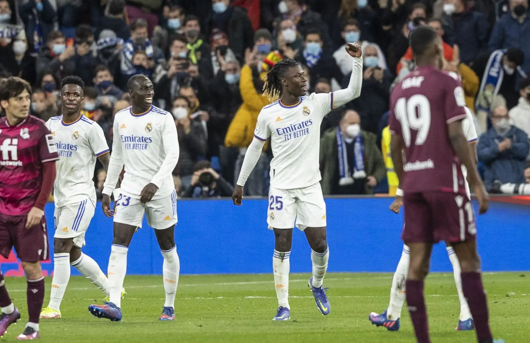 El centrocampista francés del Real Madrid Eduardo Camavinga (c), celebra su gol durante el partido de la jornada 27 de LaLiga que Real Madrid y Real Sociedad disputan hoy sábado en el estadio Santiago Bernabéu, en Madrid. EFE/Rodrigo Jiménez