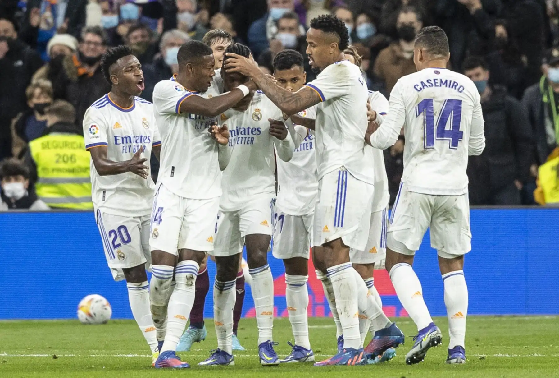 El centrocampista francés del Real Madrid Eduardo Camavinga (c), celebra su gol durante el partido de la jornada 27 de LaLiga que Real Madrid y Real Sociedad disputan hoy sábado en el estadio Santiago Bernabéu, en Madrid. EFE/Rodrigo Jiménez