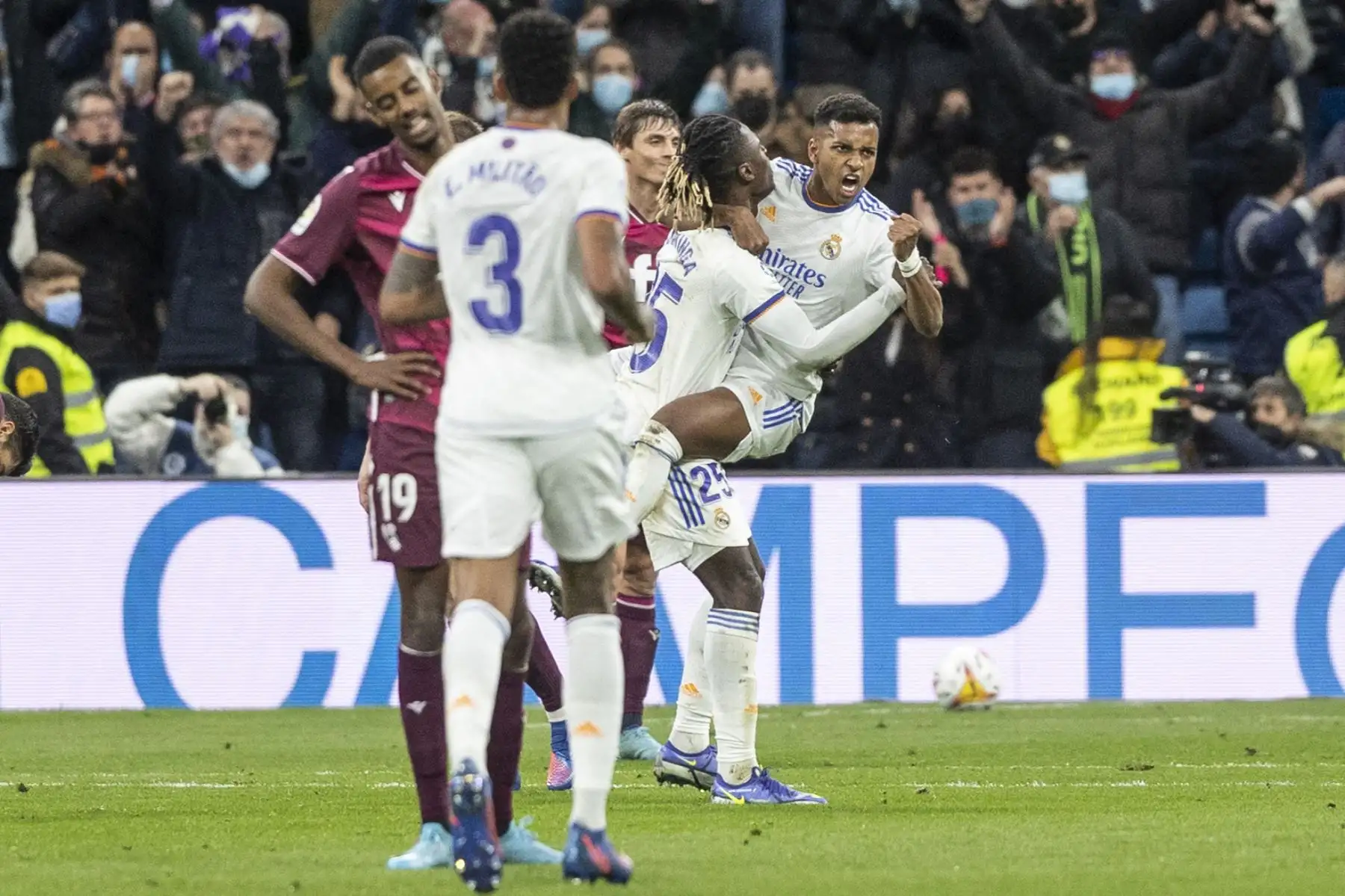 El centrocampista francés del Real Madrid Eduardo Camavinga, celebra su gol durante el partido de la jornada 27 de LaLiga que Real Madrid y Real Sociedad disputan hoy sábado en el estadio Santiago Bernabéu, en Madrid. EFE/Rodrigo Jiménez