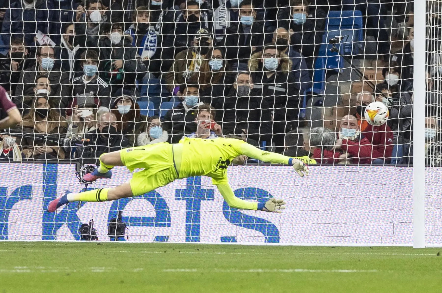 El portero de la Real Sociedad Alejandro Remiro encaja el primer gol del Madrid, durante el partido de la jornada 27 de LaLiga que Real Madrid y Real Sociedad disputan hoy sábado en el estadio Santiago Bernabéu, en Madrid. EFE/Rodrigo Jiménez