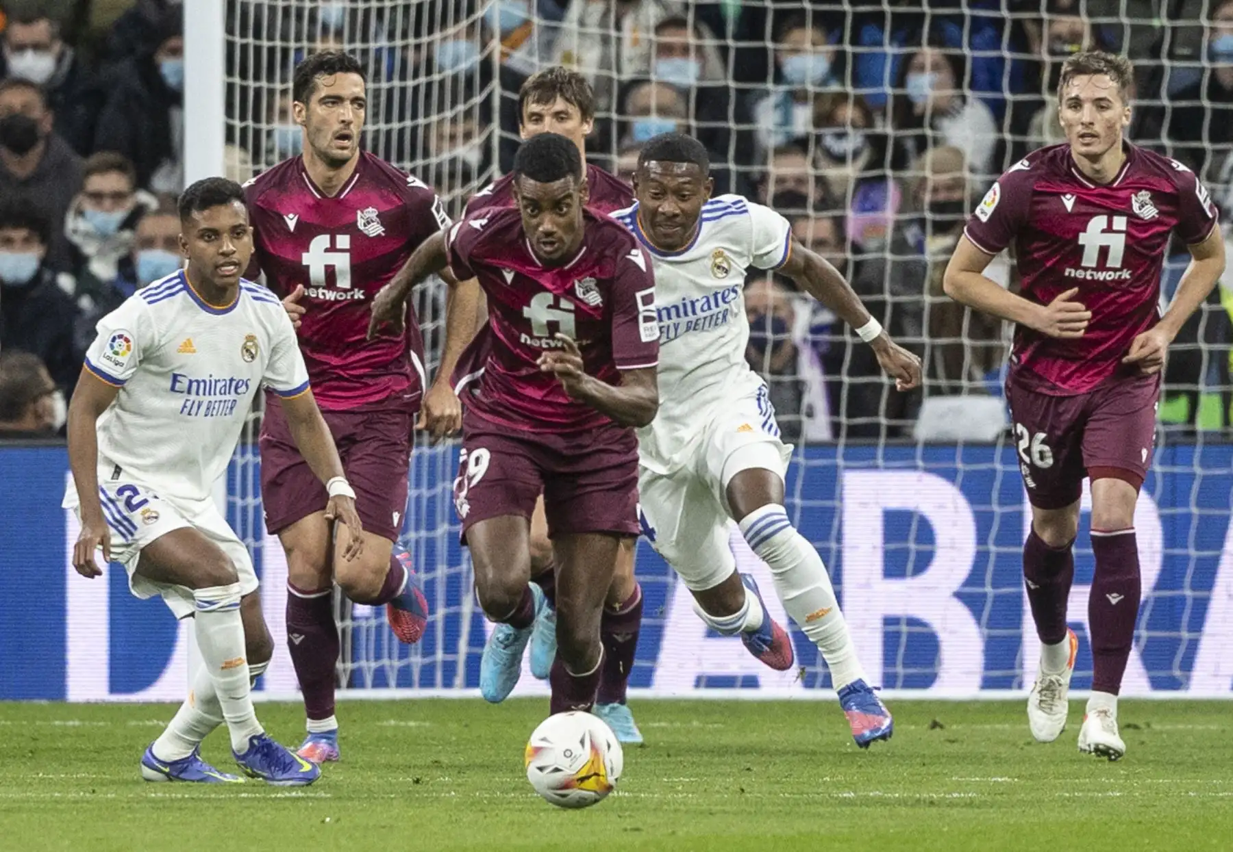 El delantero de la Real Sociedad Alexander Isak, durante el partido de la jornada 27 de LaLiga que Real Madrid y Real Sociedad disputan hoy sábado en el estadio Santiago Bernabéu, en Madrid. EFE/Rodrigo Jiménez