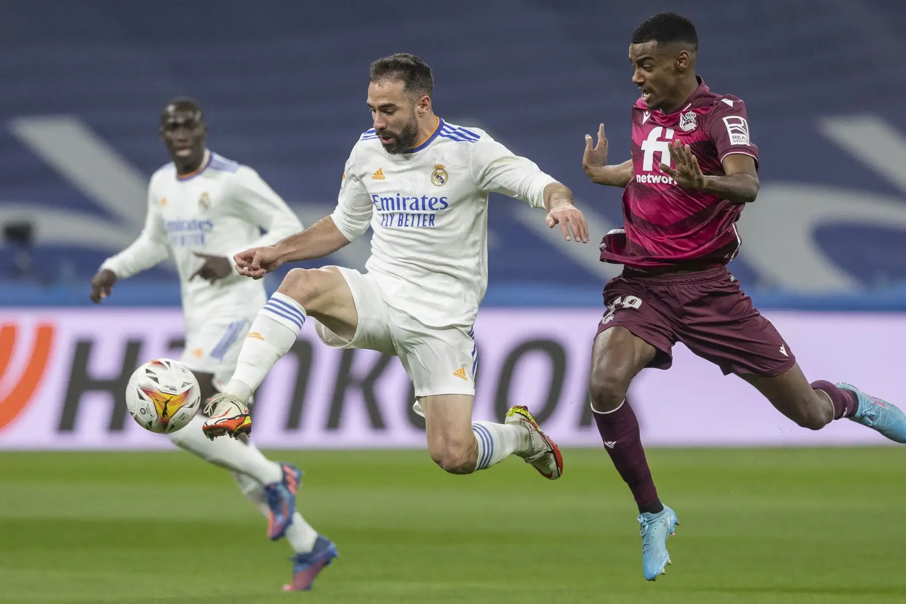 El defensa del Real Madrid Daniel Carvajal, y el delantero de la Real Sociedad Alexander Isak, durante el partido de la jornada 27 de LaLiga que Real Madrid y Real Sociedad disputan hoy sábado en el estadio Santiago Bernabéu, en Madrid. EFE/Rodrigo Jiménez