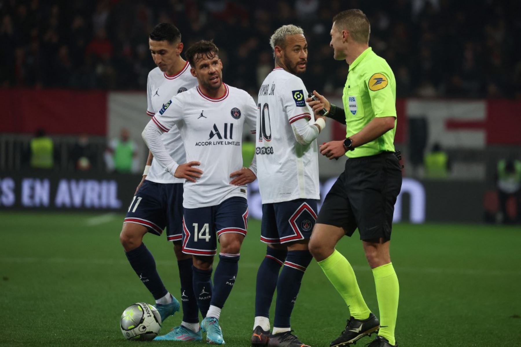 El centrocampista argentino del Paris Saint-Germain, Angel Di Maria, el defensor español del Paris Saint-Germain, Juan Bernat, y el delantero brasileño del Paris Saint-Germain, Neymar, discuten con el árbitro durante el partido de fútbol francés L1 entre OGC Nice y Paris-Saint Germain (PSG) en el estadio Allianz Riviera en Niza, sureste de Francia, el 5 de marzo de 2022. (Foto de Valery HACHE / AFP)