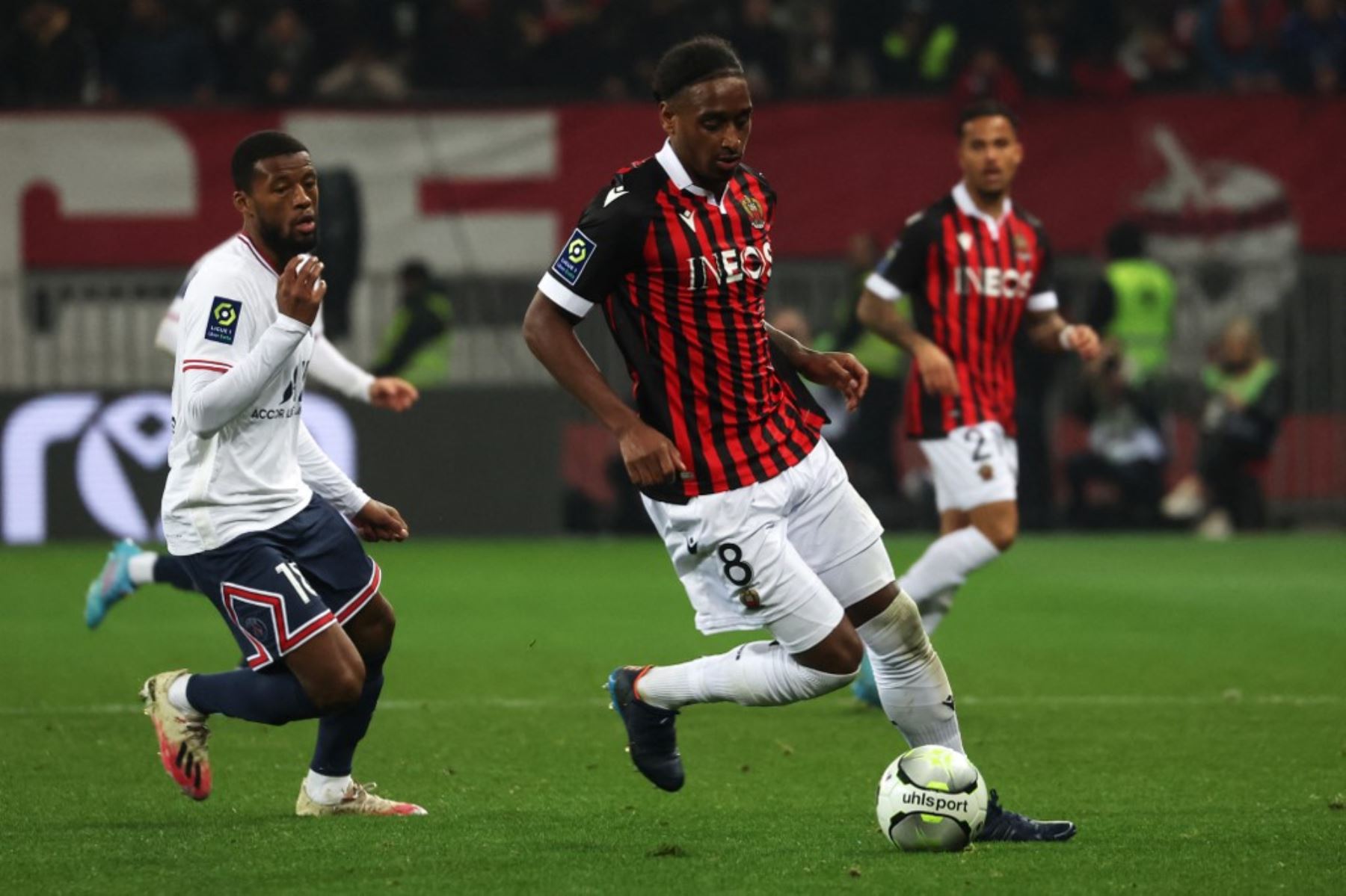 El mediocampista holandés del Paris Saint-Germain, Georginio Wijnaldum (izquierda), persigue al delantero holandés del Niza, Pablo Rosario, durante el partido de fútbol de la L1 francesa entre el OGC Niza y el Paris-Saint Germain (PSG) en el estadio Allianz Riviera en Niza, sureste de Francia, el 5 de marzo. , 2022. (Foto de Valery HACHE / AFP)