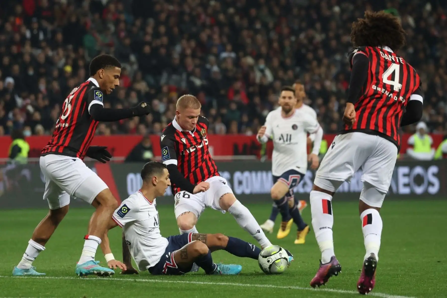 El mediocampista argentino de Paris Saint-Germain Angel Di Maria (2ndL) es desafiado por el defensor francés de Niza Jean-Clair Todibo (L) y el defensor francés de Niza Melvin Bard durante el partido de fútbol francés L1 entre OGC Nice y Paris-Saint Germain (PSG) en el Estadio Allianz Riviera en Niza, sureste de Francia, el 5 de marzo de 2022. (Foto de Valery HACHE / AFP)
