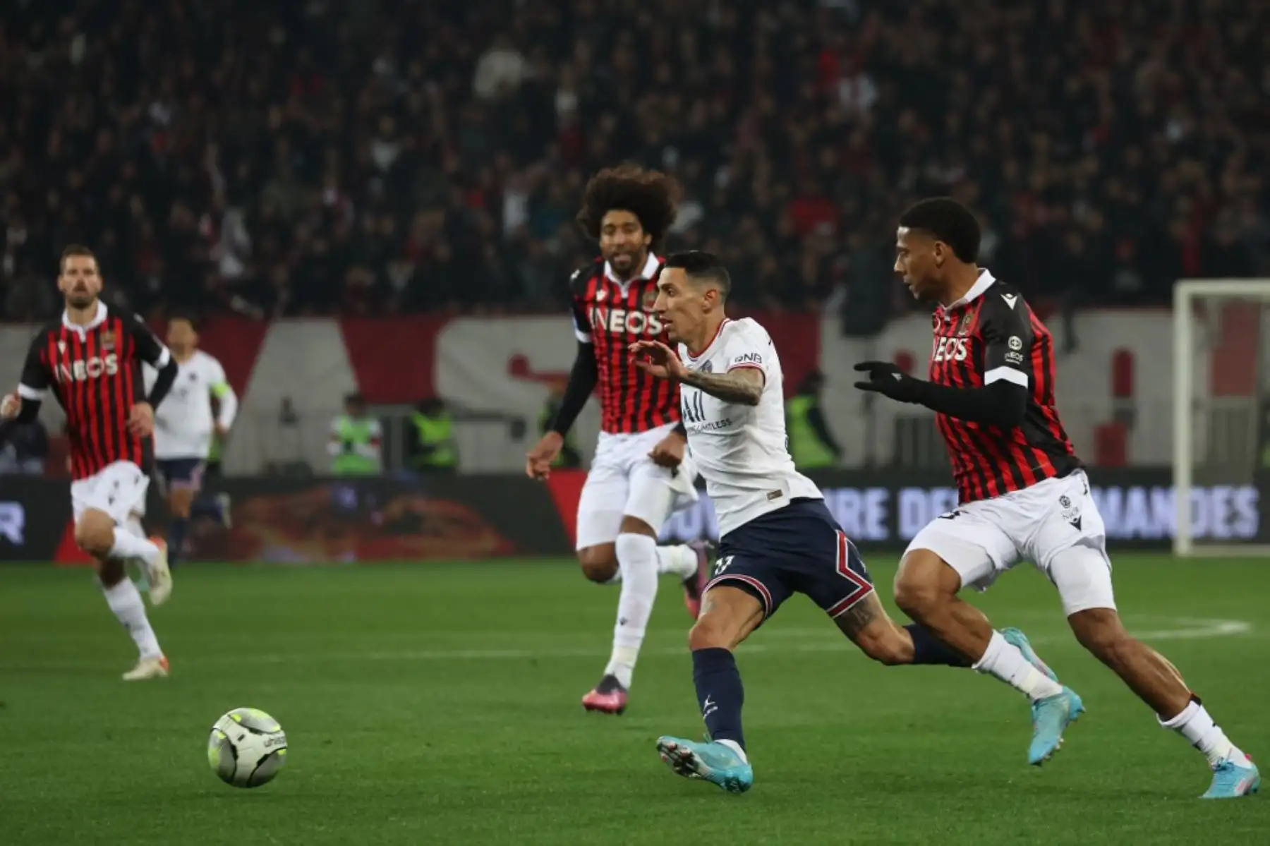 El centrocampista argentino del Paris Saint-Germain, Angel Di Maria (2ndR), es desafiado por el defensor francés de Niza, Jean-Clair Todibo, durante el partido de fútbol francés L1 entre OGC Nice y Paris-Saint Germain (PSG) en el estadio Allianz Riviera en Niza, sureste Francia, el 5 de marzo de 2022. (Foto de Valery HACHE / AFP)