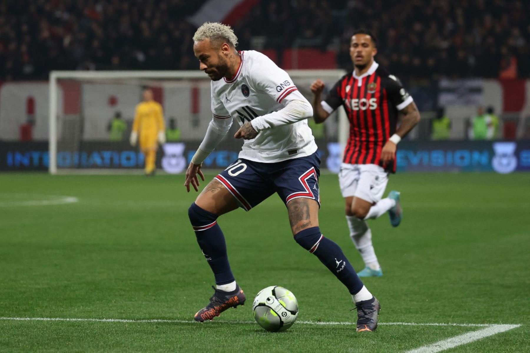 El delantero brasileño de Paris Saint-Germain, Neymar, conduce el balón durante el partido de fútbol de la L1 francesa entre OGC Nice y Paris-Saint Germain (PSG) en el estadio Allianz Riviera en Niza, sureste de Francia, el 5 de marzo de 2022. (Foto de Valery HACHE/AFP)