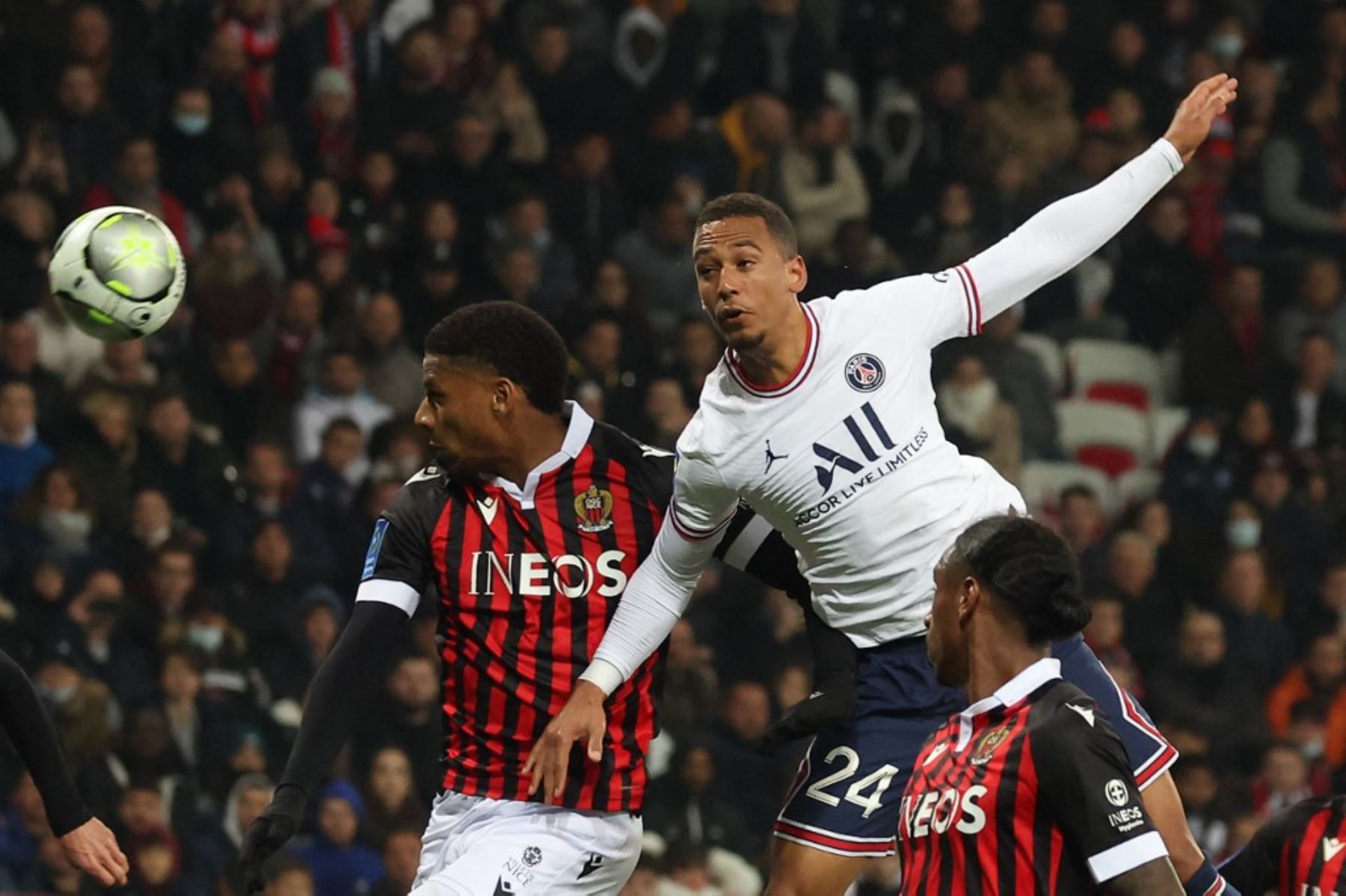 El defensa alemán del Paris Saint-Germain, Thilo Kehrer (centro), encabeza el balón durante el partido de fútbol francés L1 entre OGC Nice y Paris-Saint Germain (PSG) en el estadio Allianz Riviera en Niza, sureste de Francia, el 5 de marzo de 2022. (Foto de Valery HACHE / AFP)