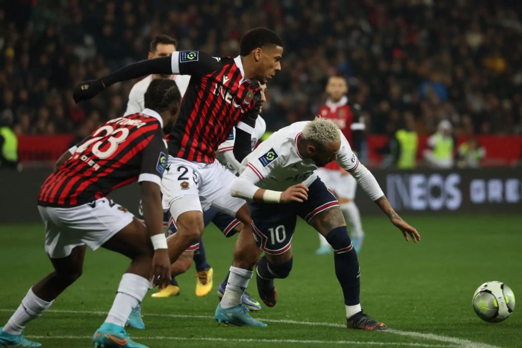 El defensa francés de Niza, Jean-Clair Todibo (centro), desafía al delantero brasileño de Paris Saint-Germain, Neymar, durante el partido de fútbol francés L1 entre OGC Nice y Paris-Saint Germain (PSG) en el estadio Allianz Riviera en Niza, sureste de Francia. (Foto de Valery HACHE / AFP)