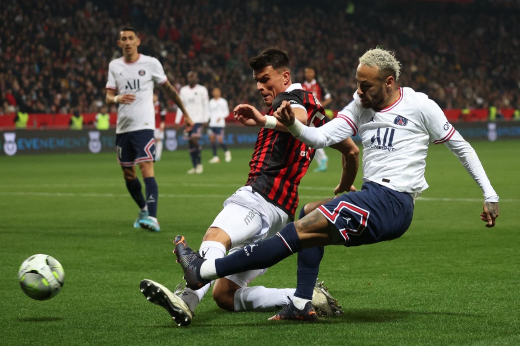 El defensor austríaco de Niza, Flavius Daniliuc, desafía al delantero brasileño de Paris Saint-Germain, Neymar, durante el partido de fútbol francés L1 entre OGC Nice y Paris-Saint Germain (PSG) en el estadio Allianz Riviera en Niza, sureste de Francia, el 5 de marzo de 2022. (Foto de Valery HACHE / AFP)