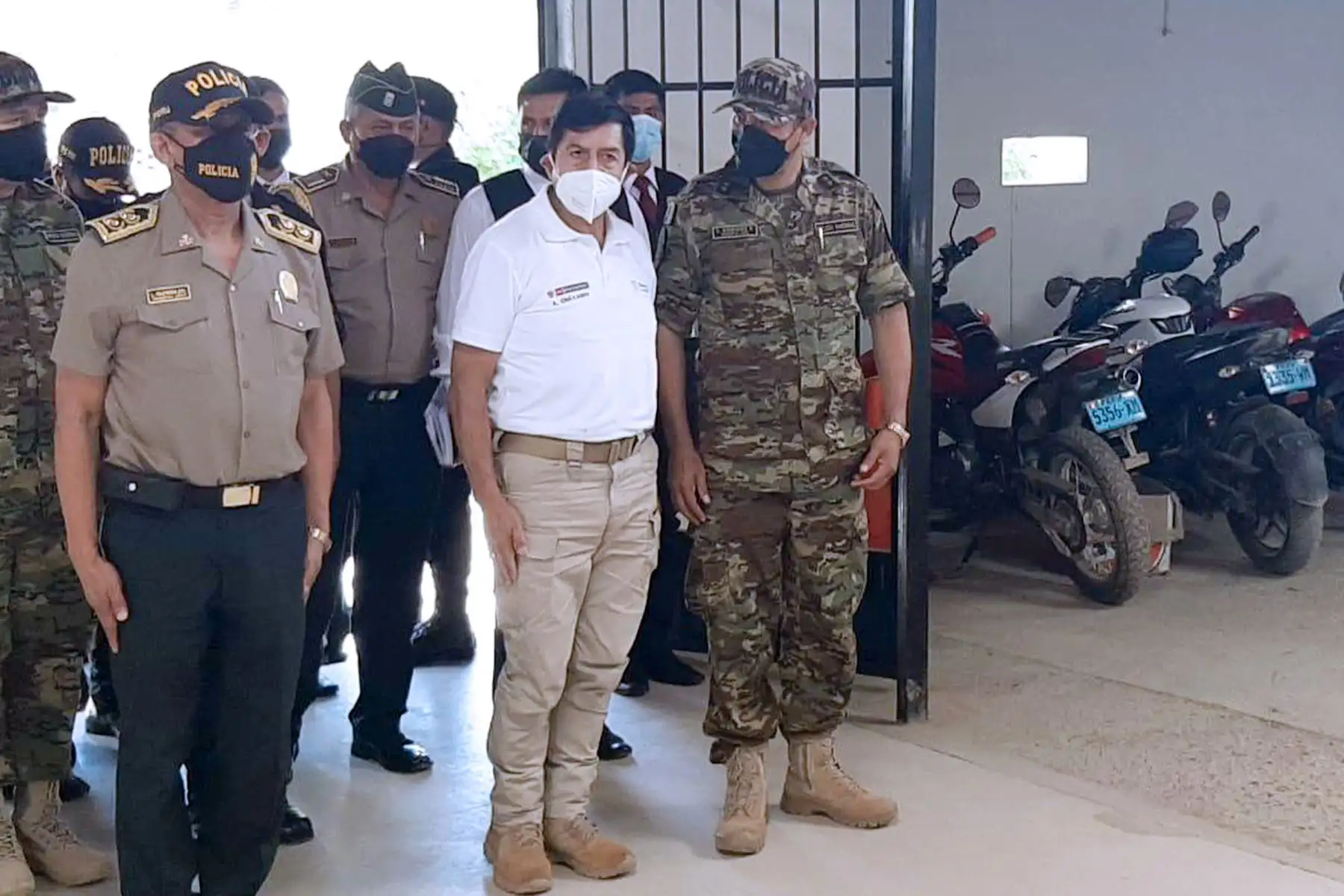 El ministro del Interior, Alfonso Chávarry Estrada, presentó hoy en la Comisaría Sectorial PNP Utcubamba, en Bagua Grande, los 203 kilos de alcaloide de cocaína hallados por la Policía Nacional durante un operativo contra el tráfico ilícito de drogas, ejecutado en el distrito de Santa María de Nieva, en la provincia de Condorcanqui, región Amazonas. Foto: Mininter