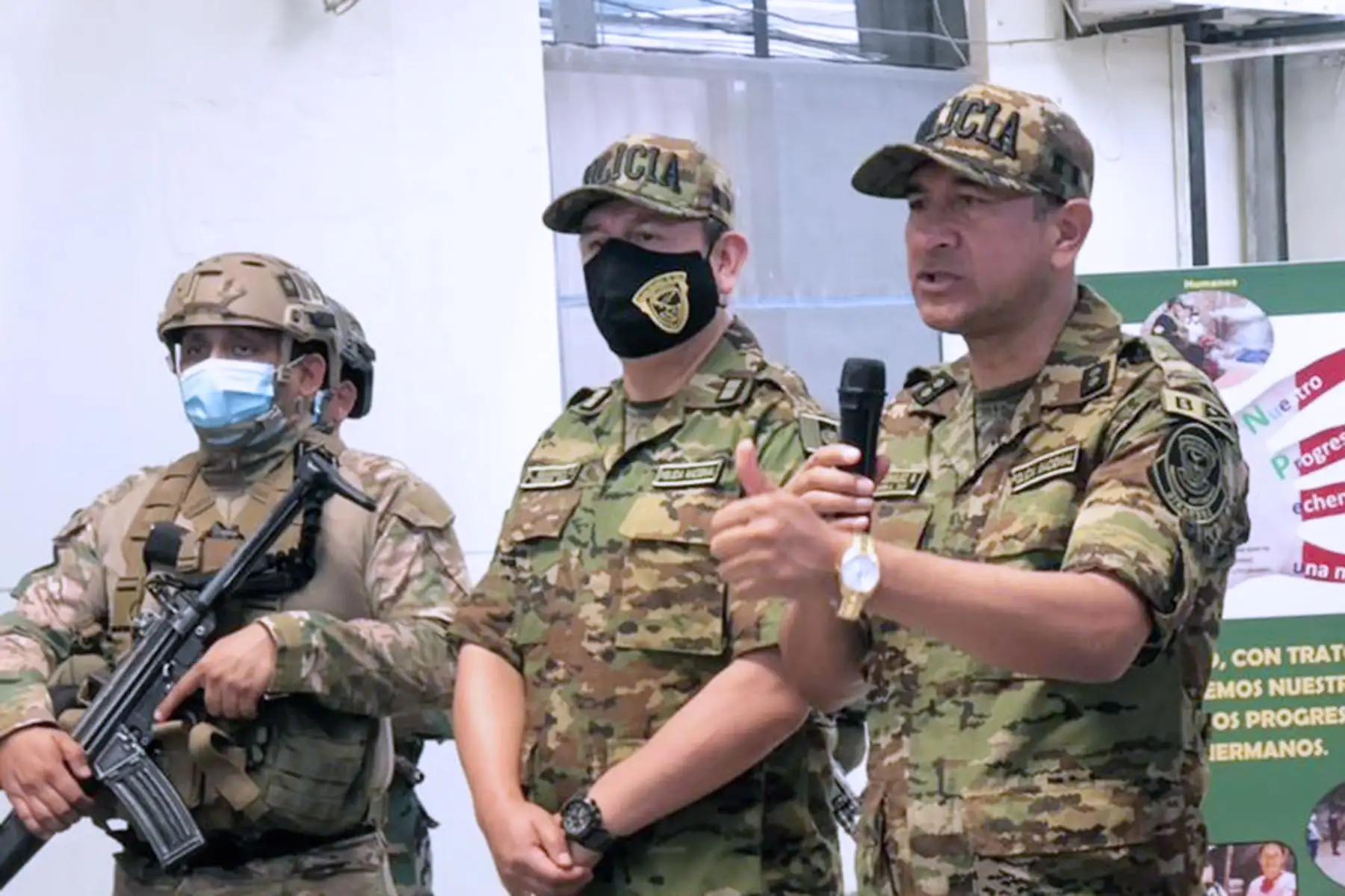 El ministro del Interior, Alfonso Chávarry Estrada, presentó hoy en la Comisaría Sectorial PNP Utcubamba, en Bagua Grande, los 203 kilos de alcaloide de cocaína hallados por la Policía Nacional durante un operativo contra el tráfico ilícito de drogas, ejecutado en el distrito de Santa María de Nieva, en la provincia de Condorcanqui, región Amazonas. Foto: Mininter