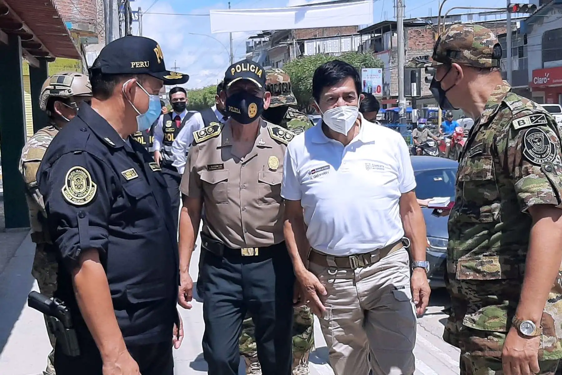 El ministro del Interior, Alfonso Chávarry Estrada, presentó hoy en la Comisaría Sectorial PNP Utcubamba, en Bagua Grande, los 203 kilos de alcaloide de cocaína hallados por la Policía Nacional durante un operativo contra el tráfico ilícito de drogas, ejecutado en el distrito de Santa María de Nieva, en la provincia de Condorcanqui, región Amazonas. Foto: Mininter