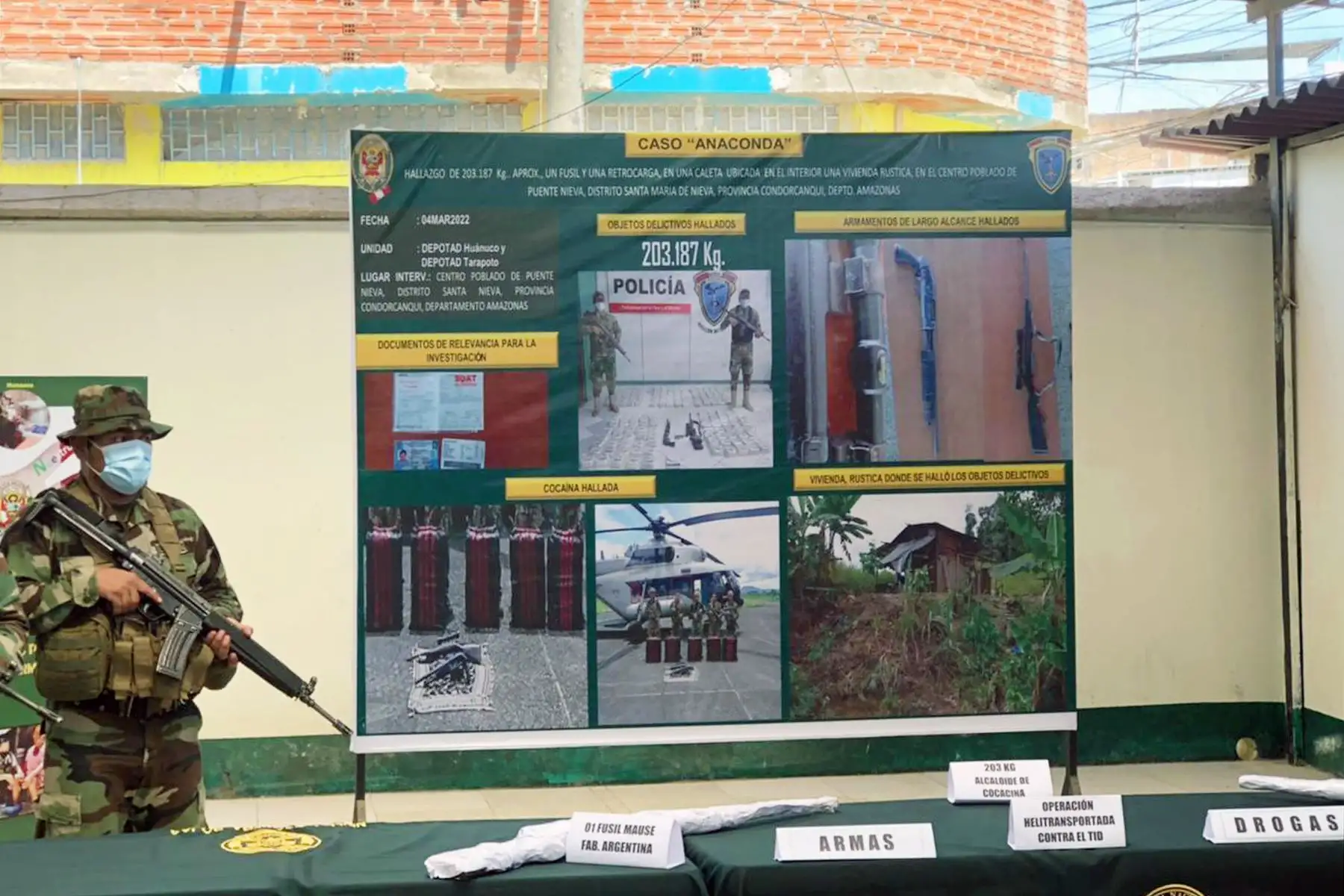 El ministro del Interior, Alfonso Chávarry Estrada, presentó hoy en la Comisaría Sectorial PNP Utcubamba, en Bagua Grande, los 203 kilos de alcaloide de cocaína hallados por la Policía Nacional durante un operativo contra el tráfico ilícito de drogas, ejecutado en el distrito de Santa María de Nieva, en la provincia de Condorcanqui, región Amazonas. Foto: Mininter