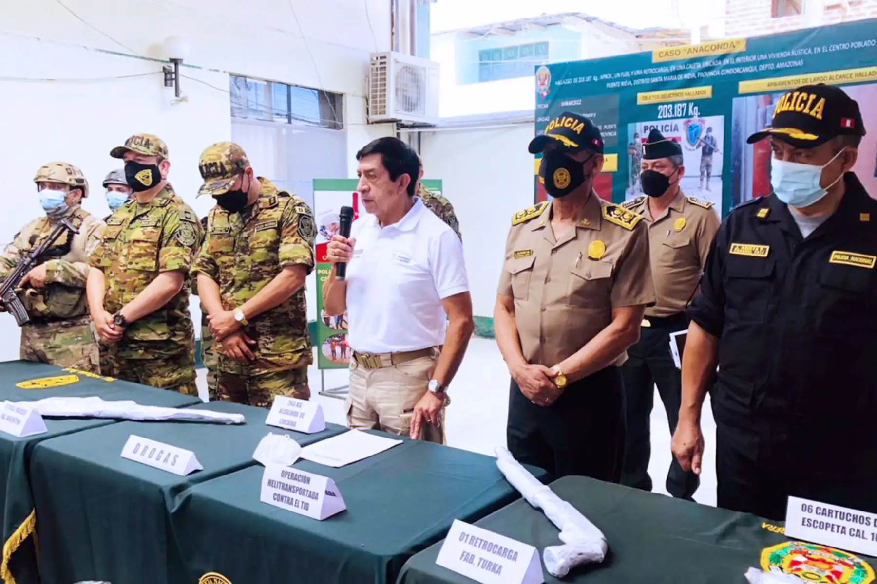 El ministro del Interior, Alfonso Chávarry Estrada, presentó hoy en la Comisaría Sectorial PNP Utcubamba, en Bagua Grande, los 203 kilos de alcaloide de cocaína hallados por la Policía Nacional durante un operativo contra el tráfico ilícito de drogas, ejecutado en el distrito de Santa María de Nieva, en la provincia de Condorcanqui, región Amazonas. Foto: Mininter