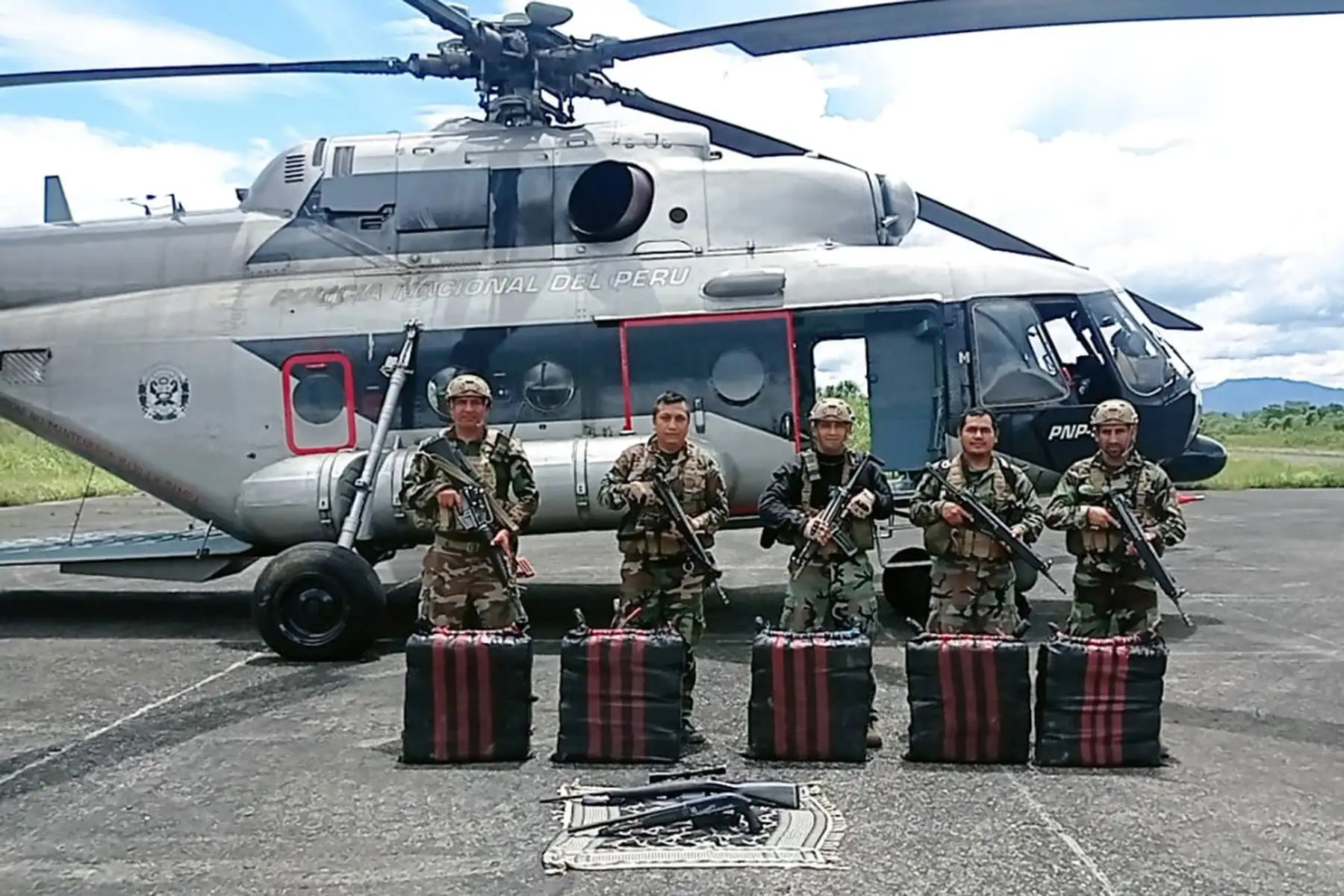 El ministro del Interior, Alfonso Chávarry Estrada, presentó hoy en la Comisaría Sectorial PNP Utcubamba, en Bagua Grande, los 203 kilos de alcaloide de cocaína hallados por la Policía Nacional durante un operativo contra el tráfico ilícito de drogas, ejecutado en el distrito de Santa María de Nieva, en la provincia de Condorcanqui, región Amazonas. Foto: Mininter