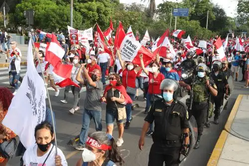 Se realiza la marcha a favor de la vacancia del presidente Pedro Castillo en las calles del Centro de Lima. Foto: ANDINA/Vidal Tarqui.