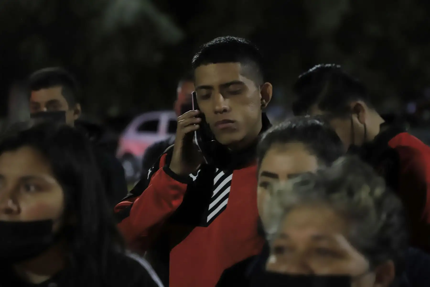 Familiares y amigos de aficionados del Club Atlas permanecen en espera de informes en las inmediaciones del estadio Jalisco, en la ciudad de Guadalajara, en México, tras los actos violentos ocurridos en el partido ante Querétaro, correspondiente a la jornada 9 del torneo mexicano de fútbol. Foto: EFE