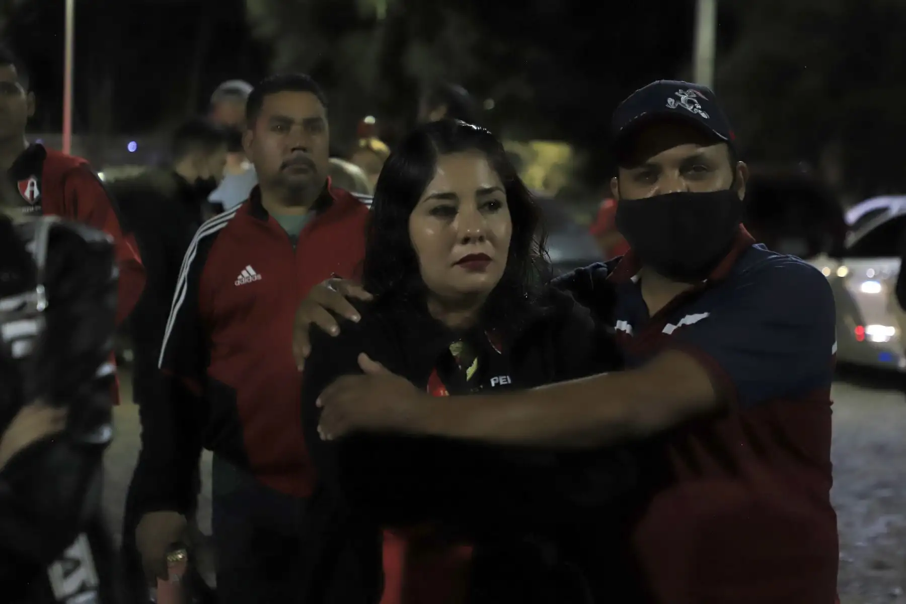 Familiares y amigos de aficionados del Club Atlas permanecen en espera de informes en las inmediaciones del estadio Jalisco, en la ciudad de Guadalajara, en México, tras los actos violentos ocurridos en el partido ante Querétaro, correspondiente a la jornada 9 del torneo mexicano de fútbol. Foto: EFE