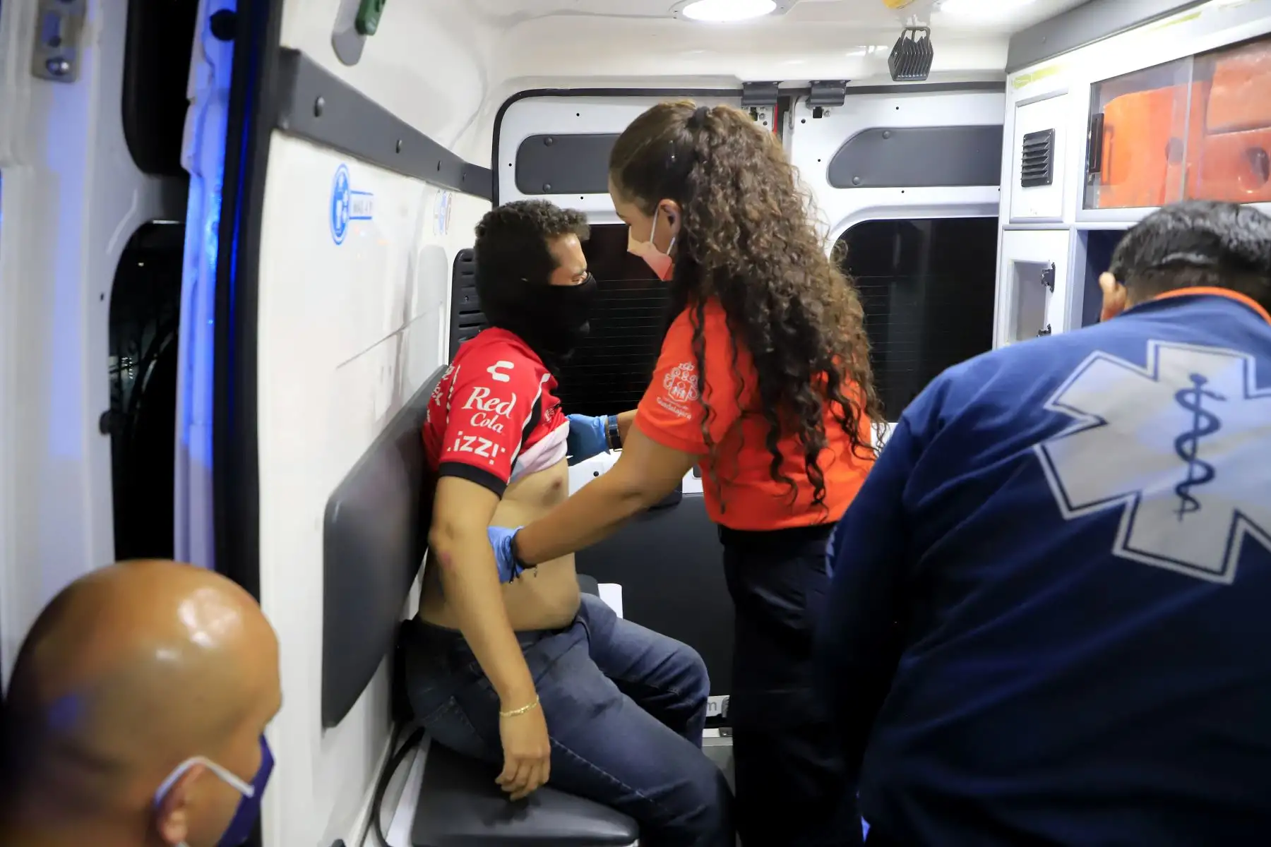 Hinchas heridos fueron atendidos por paramédicos, en las inmediaciones del estadio Jalisco, en la ciudad de Guadalajara, en Mexico, tras los actos violentos ocurridos en el partido entre Atlas y Querétaro, correspondiente a la jornada 9 del torneo mexicano de fútbol. Foto: EFE