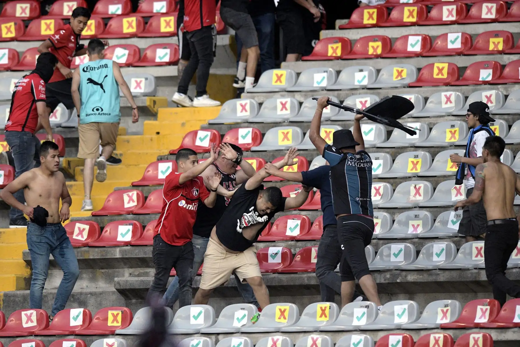 Hinchas de Atlas pelean con seguidores de Querétaro durante el partido de fútbol del torneo mexicano,  en el Estadio Corregidora. Foto: AFP
