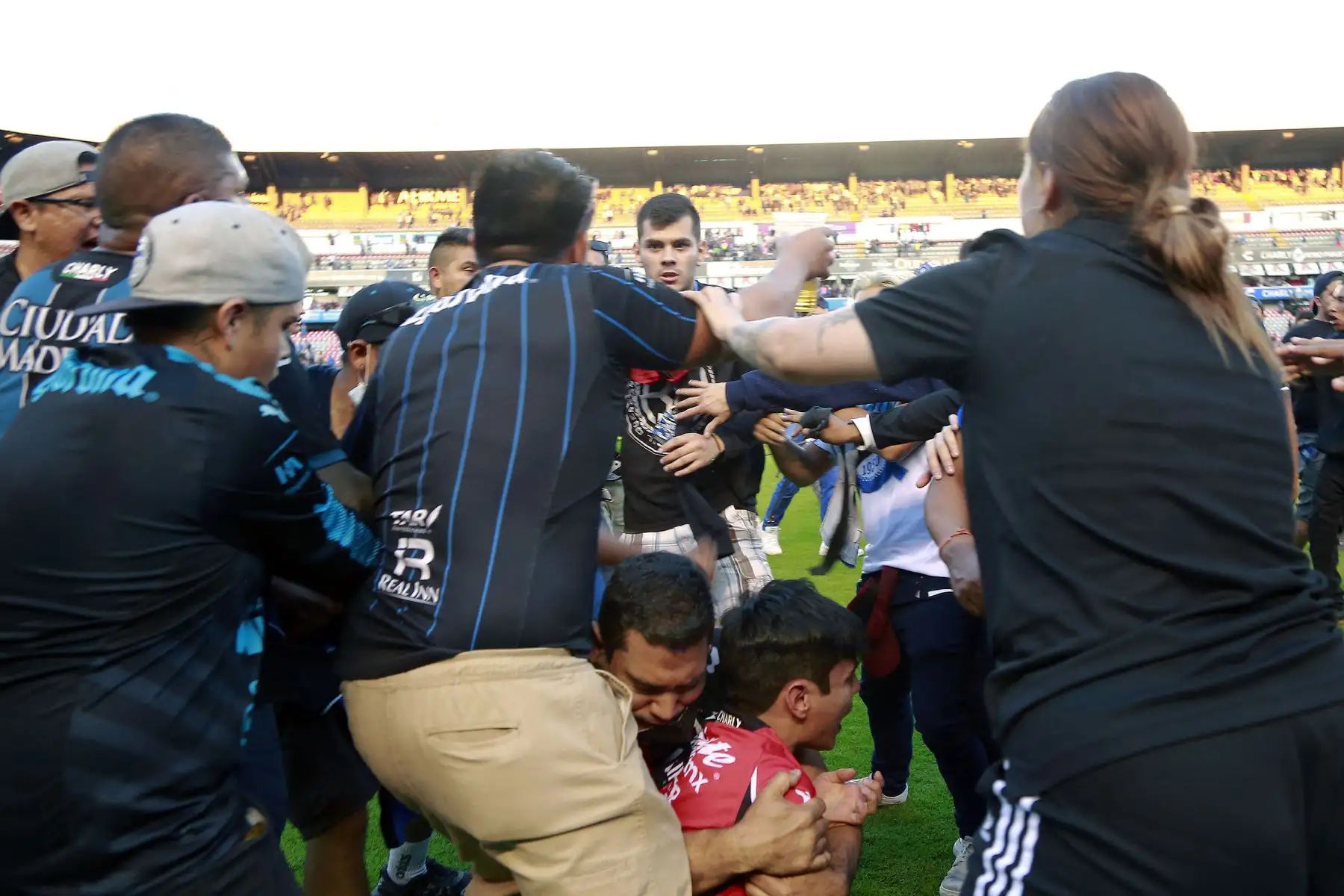 Hinchas de Atlas pelean con seguidores de Querétaro durante el partido de fútbol del torneo mexicano,  en el Estadio Corregidora. Foto: AFP