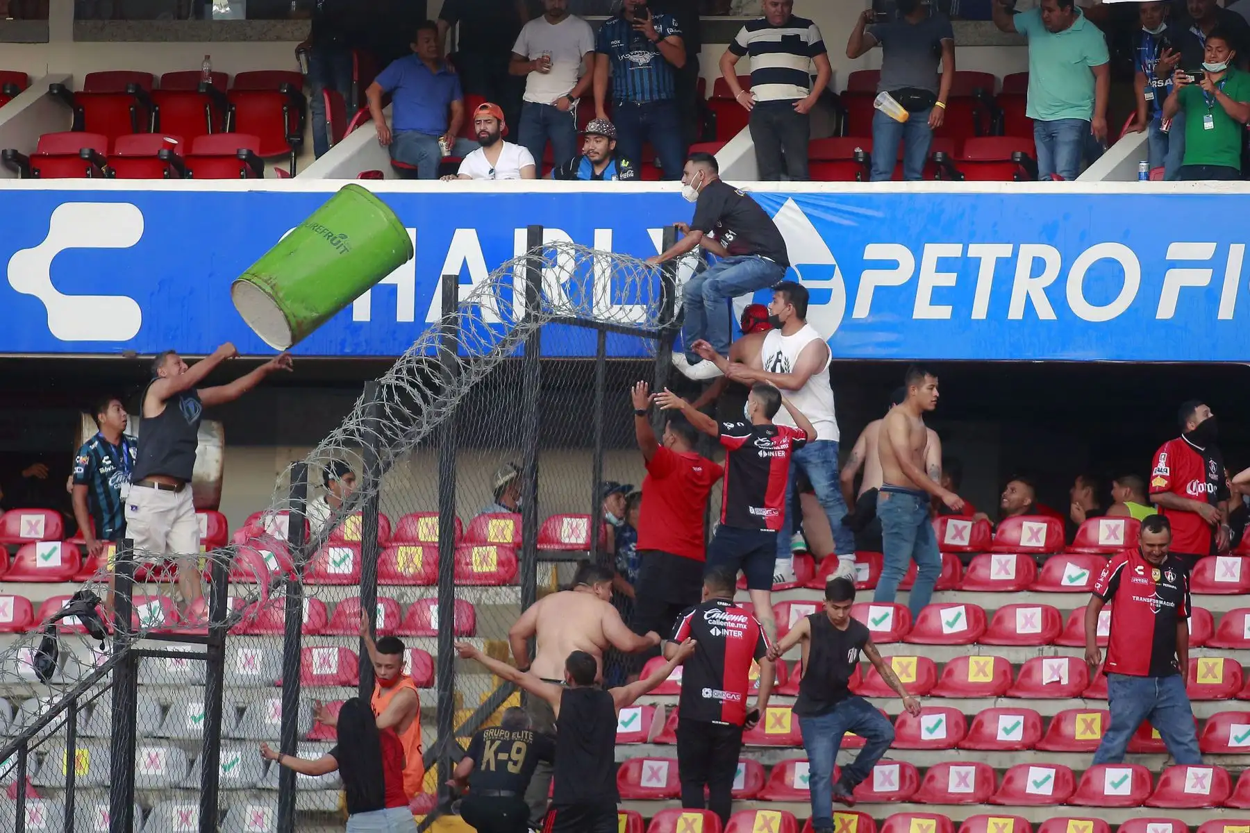 Hinchas de Atlas pelean con seguidores de Querétaro durante el partido de fútbol del torneo mexicano, en el Estadio Corregidora. Foto: AFP
