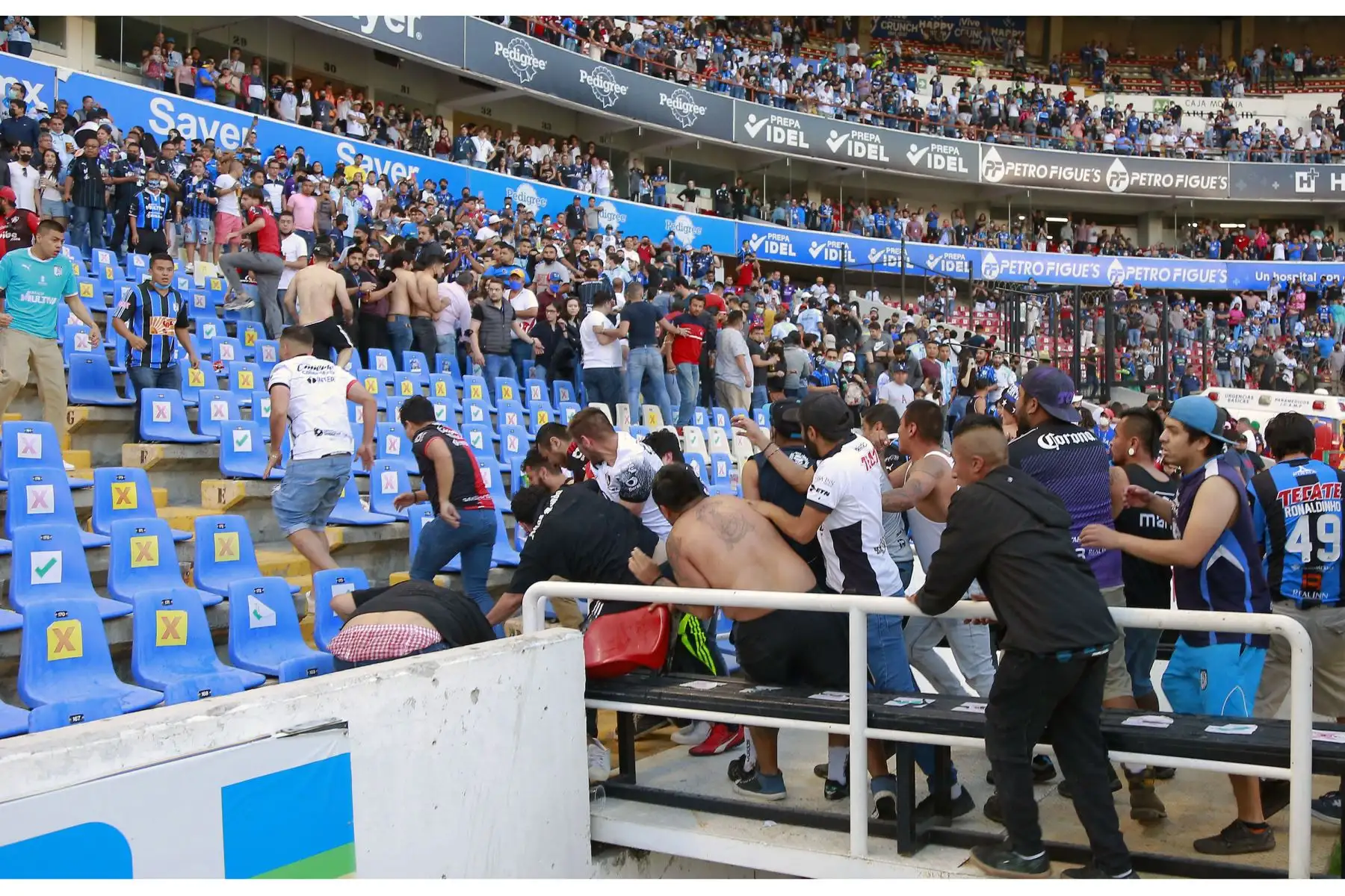 Hinchas de Atlas pelean con seguidores de Querétaro durante el partido de fútbol del torneo mexicano en el Estadio Corregidora. Foto: AFP
