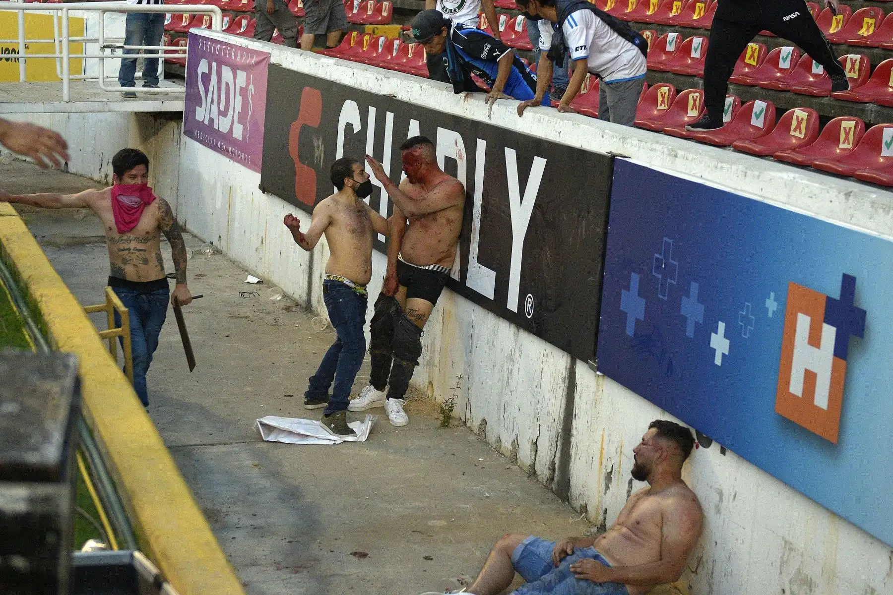 Hinchas de Atlas pelean con seguidores de Querétaro durante el partido de fútbol del torneo mexicano,  en el Estadio Corregidora. Foto: AFP