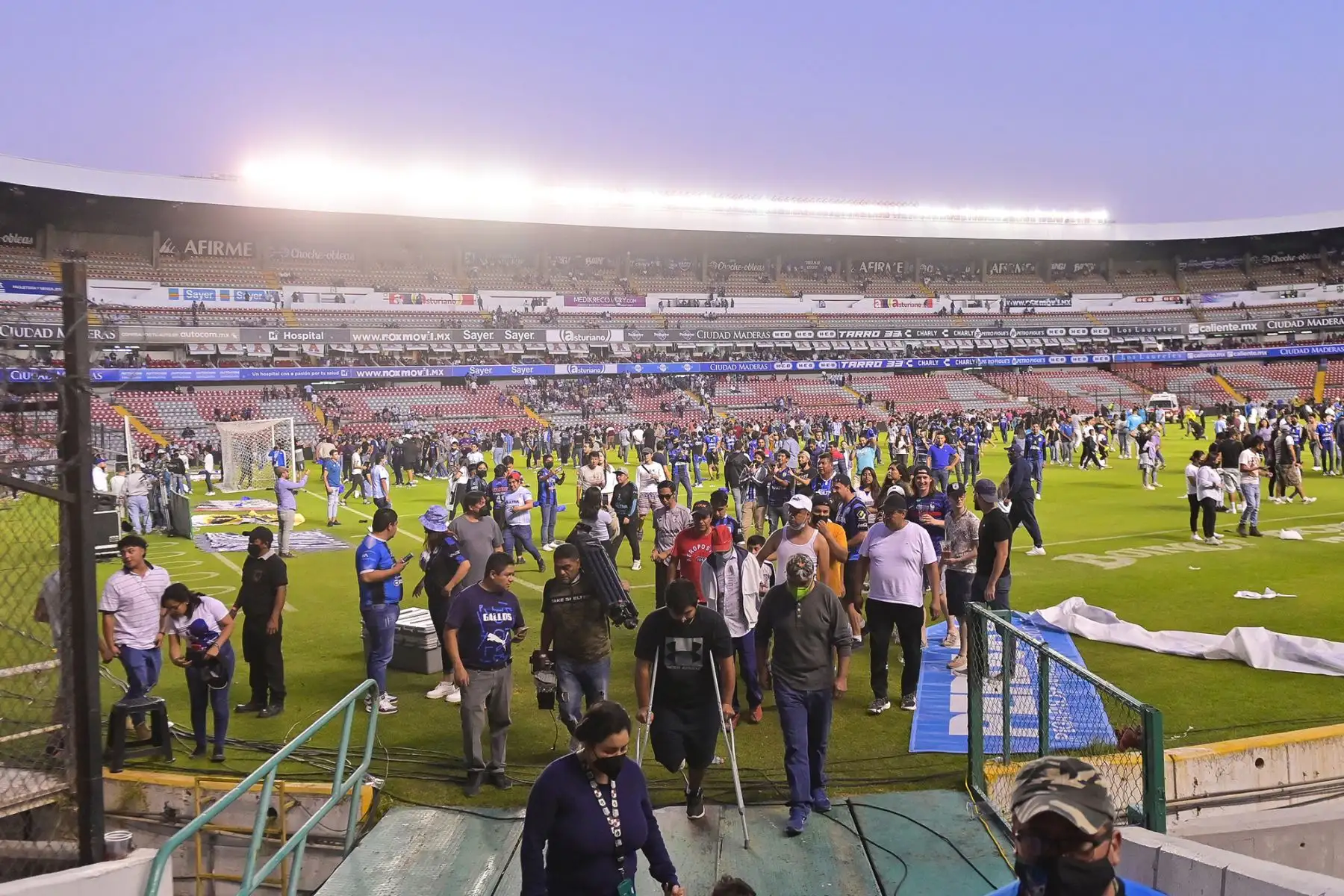 Hinchas del Querétaro y del Atlas se retiran tras pelea que terminó invadiendo la cancha durante partido correspondiente a la jornada 9 del Torneo Clausura 2022 de la Liga MX. Foto: EFE