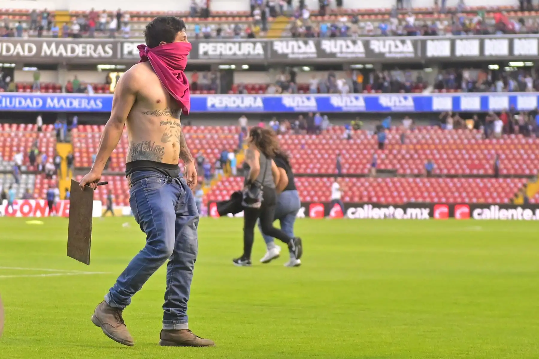 Hinchas de Atlas pelean con seguidores de Querétaro durante el partido de fútbol del torneo mexicano, en el Estadio Corregidora. Foto: EFE