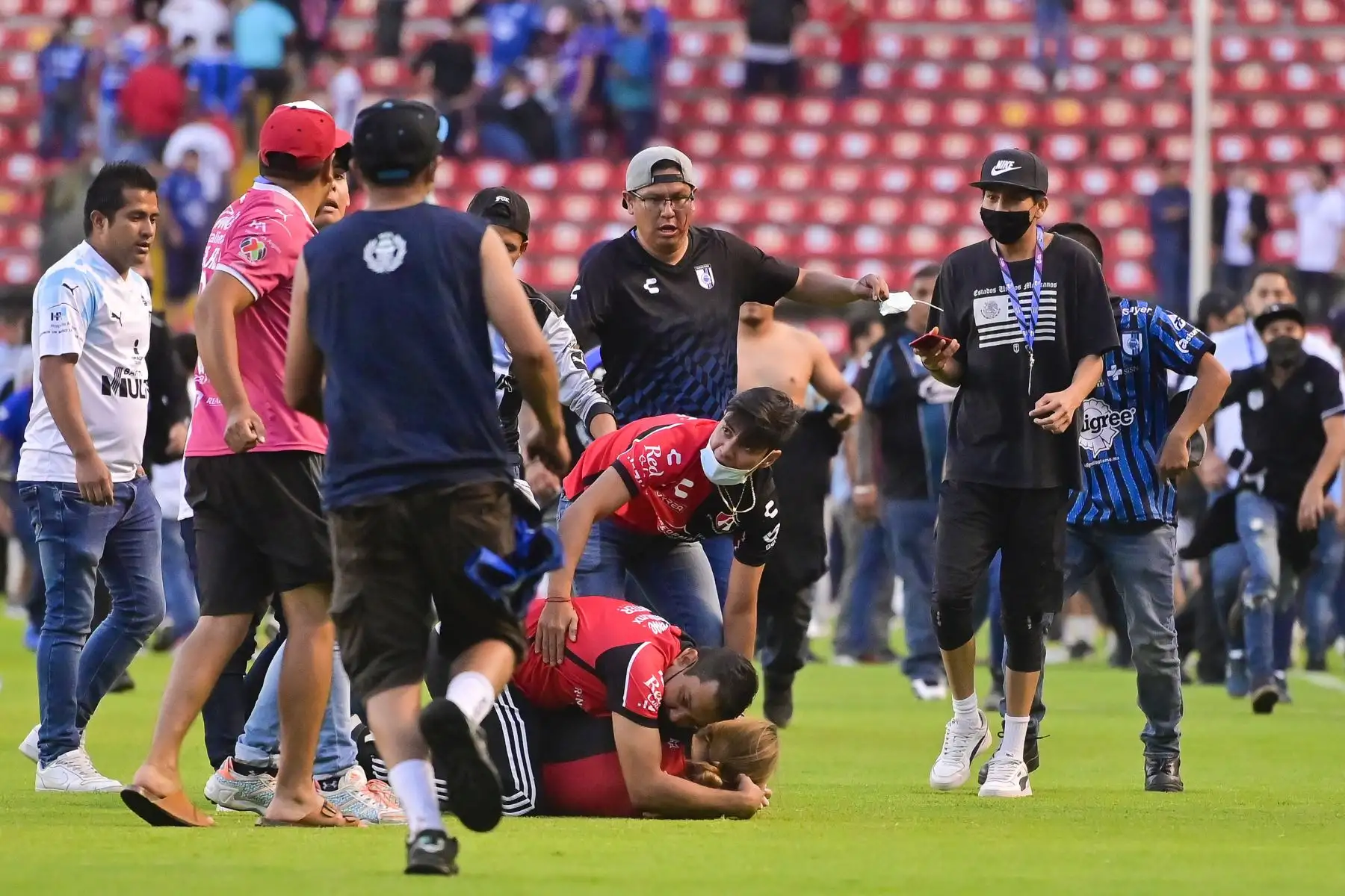 Hinchas de Atlas pelean con seguidores de Querétaro durante el partido de fútbol del torneo mexicano,  en el Estadio Corregidora. Foto: EFE