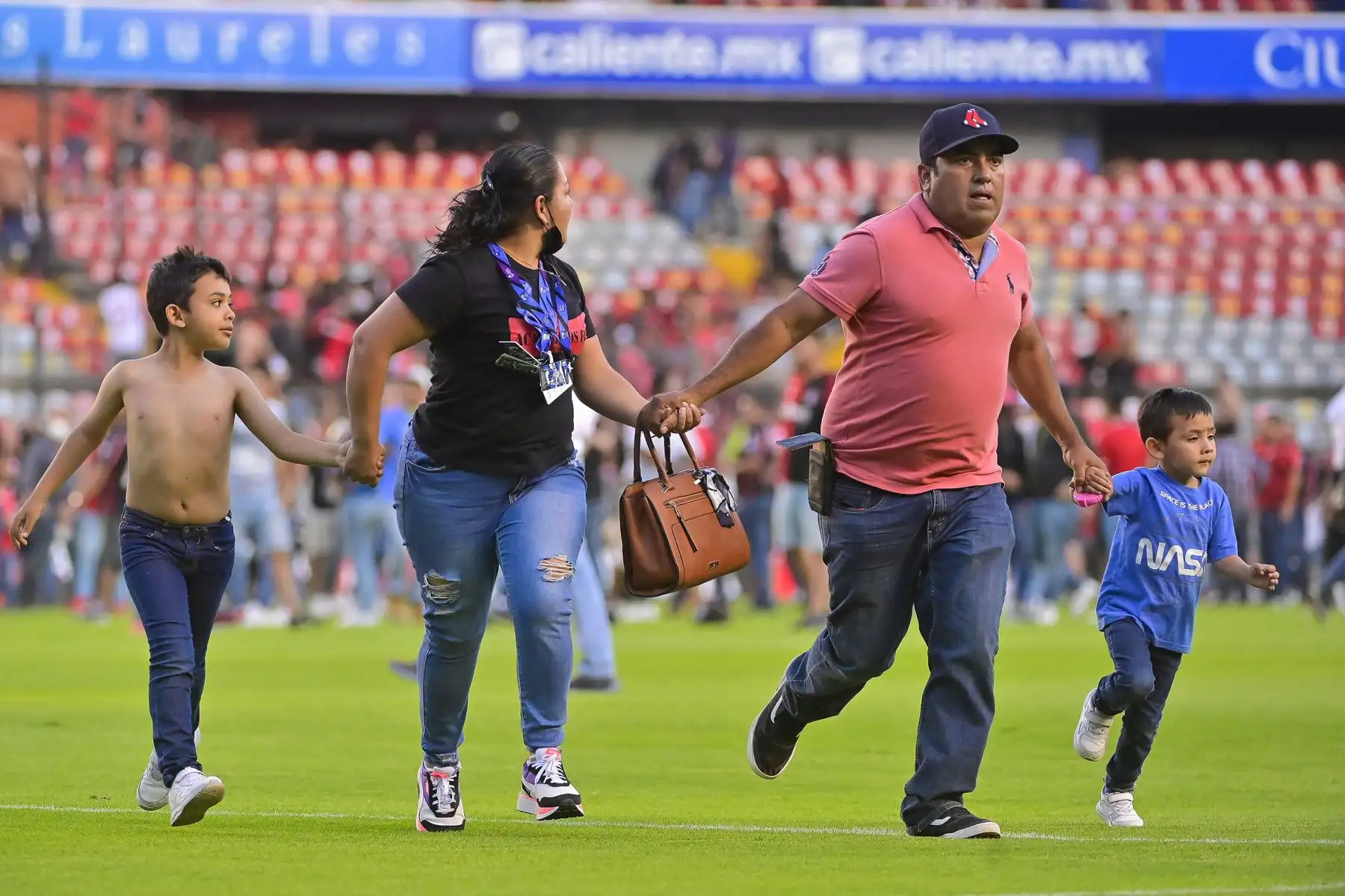 Hinchas de Atlas pelean con seguidores de Querétaro durante el partido de fútbol del torneo mexicano, en el Estadio Corregidora. Foto: EFE