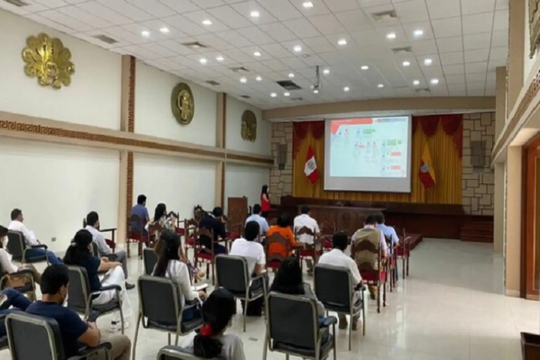 Equipo de profesionales capacitó a gobiernos locales en formulación, elaboración, presentación y liquidación de proyectos de pistas, veredas y equipamiento urbano.