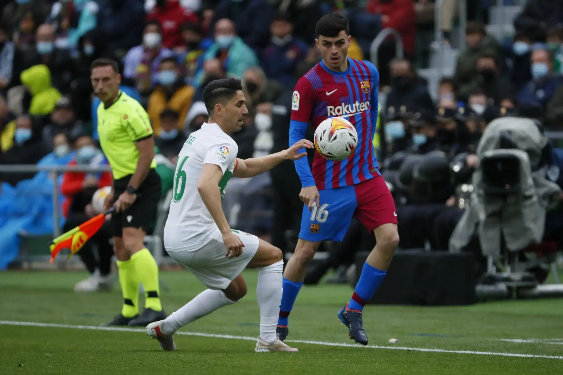 El centrocampista del Elche, Fidel y el centrocampista del FC Barcelona, Pedri, durante el partido de la Liga, en el estadio Martínez Valero. Foto: EFE