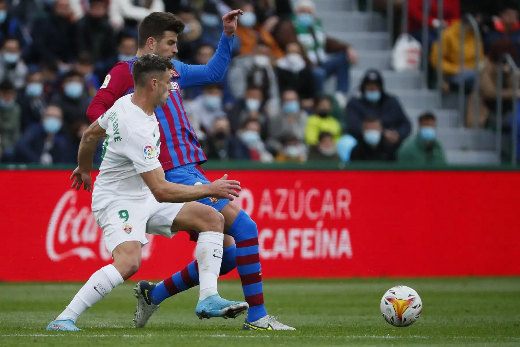 El delantero del Elche CF, Lucas Boyé y el defensa del FC Barcelona, Gerard Piqué, durante el partido de la jornada 27 de la Liga, en el estadio Martínez Valero. Foto: EFE