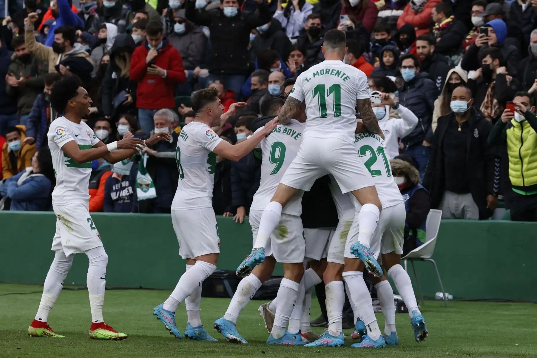 Los jugadores del Elche celebran el gol de su compañero, Fidel Chaves, durante el partido contra el Barcelona por la jornada 27 de la Liga, en el estadio Martínez Valero. Foto: EFE