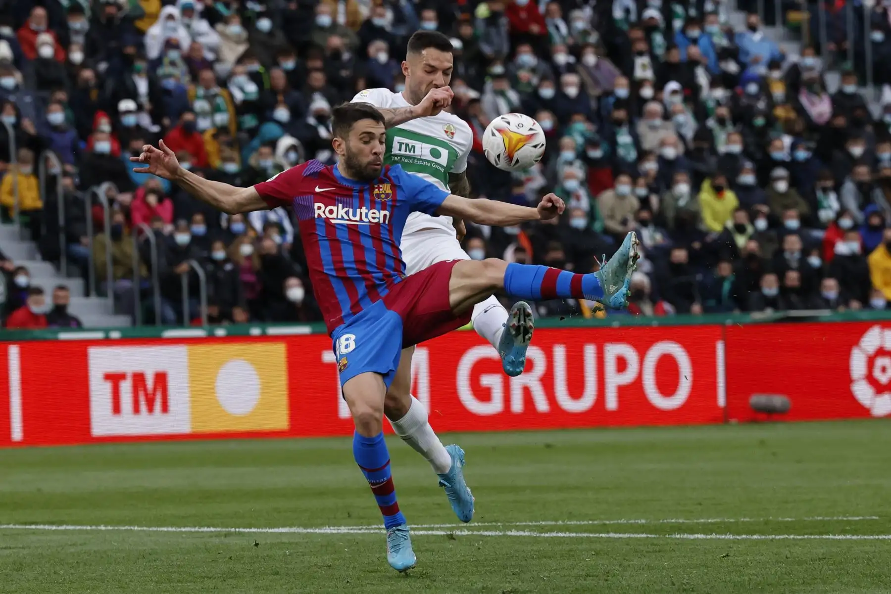 El defensa del Barcelona, Jordi Alba y el centrocampista del Elche, Tete Morente, durante el partido de la jornada 27 de la Liga, en el estadio Martínez Valero. Foto: EFE