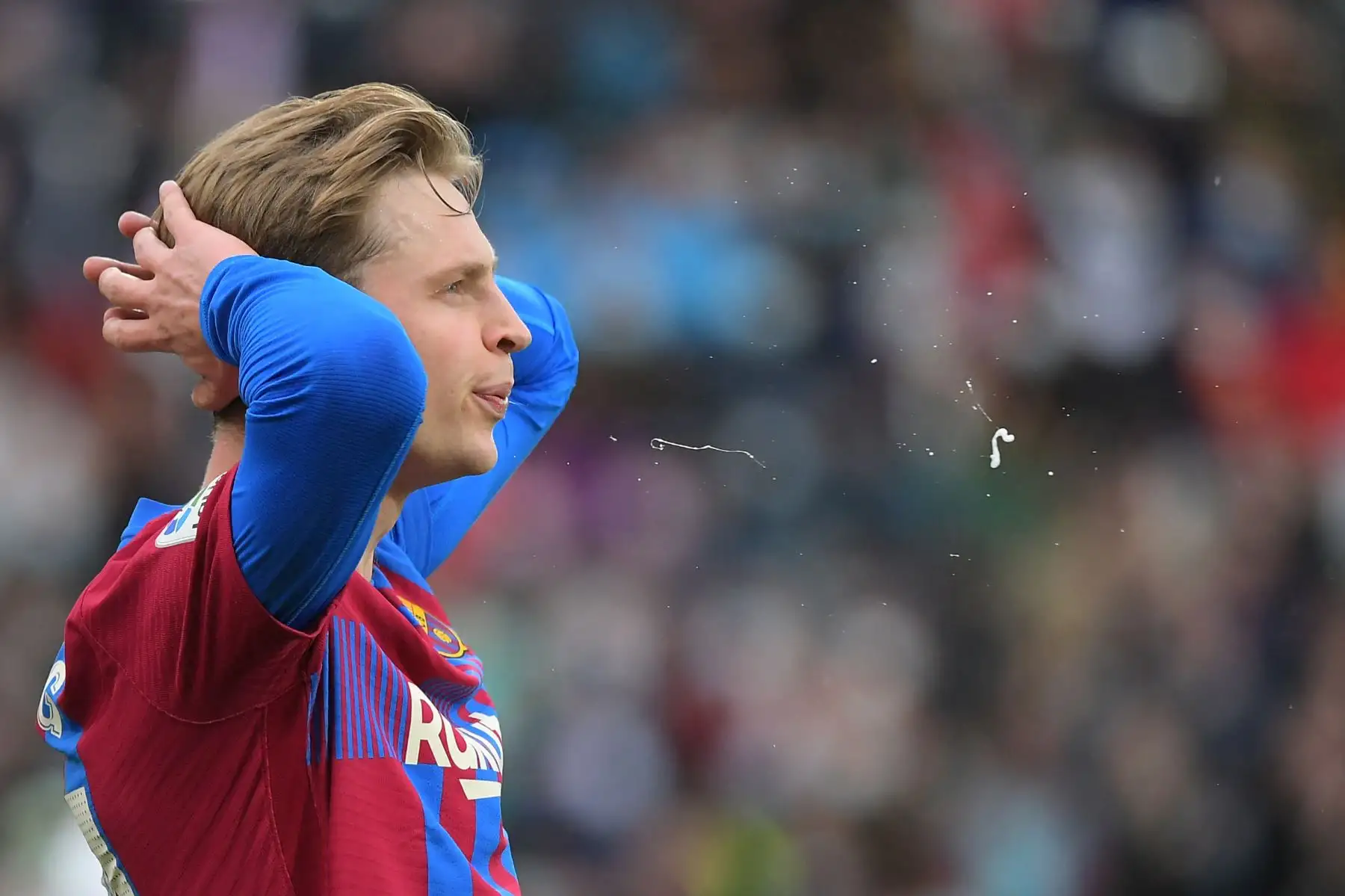 El centrocampista holandés Frenkie De Jong del Barcelona durante el partido frente al Elche por la liga española. Foto: AFP