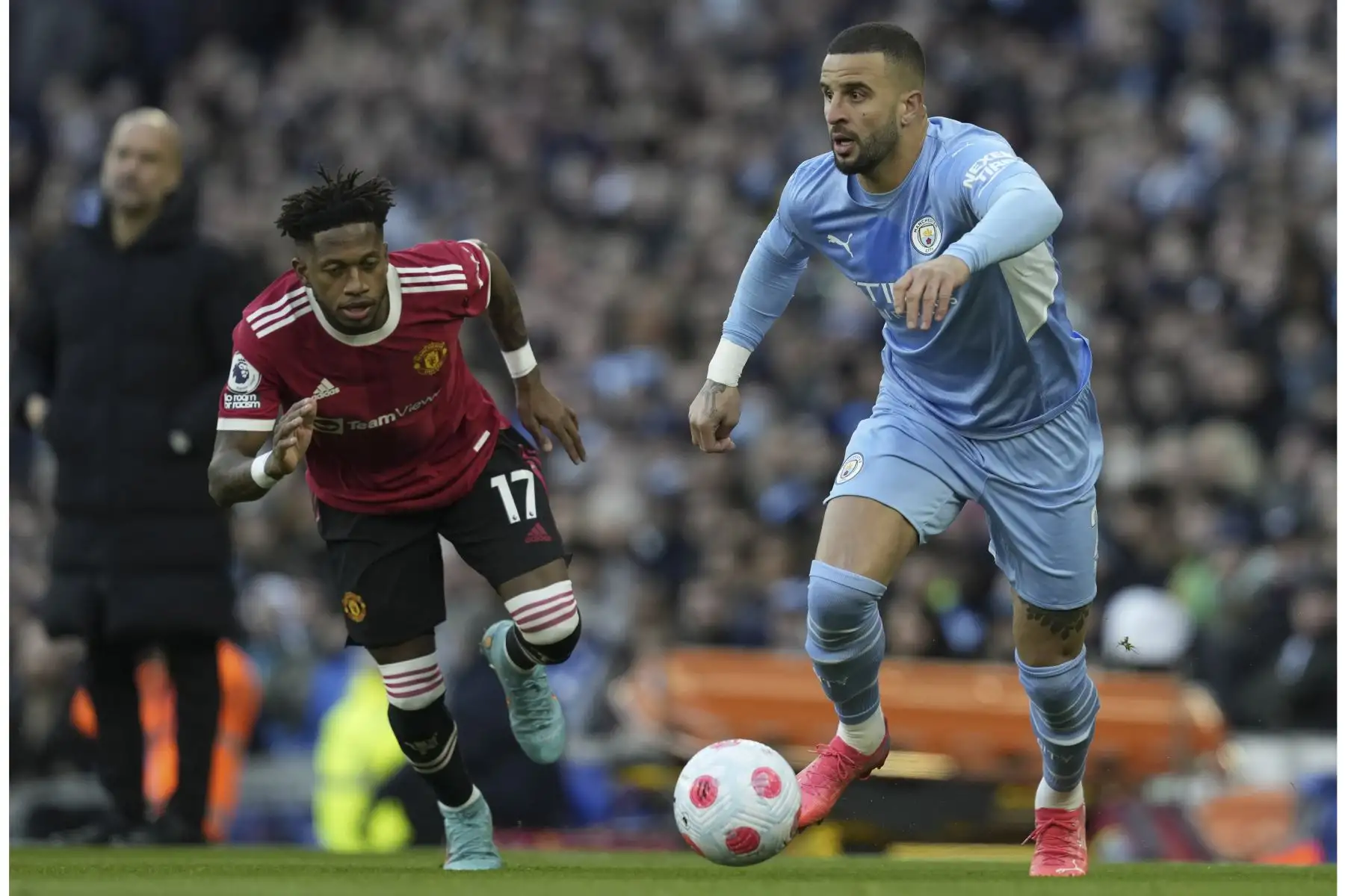 Kyle Walker del Manchester City en acción contra Fred del Manchester United durante el partido de la Premier League. Foto: EFE
