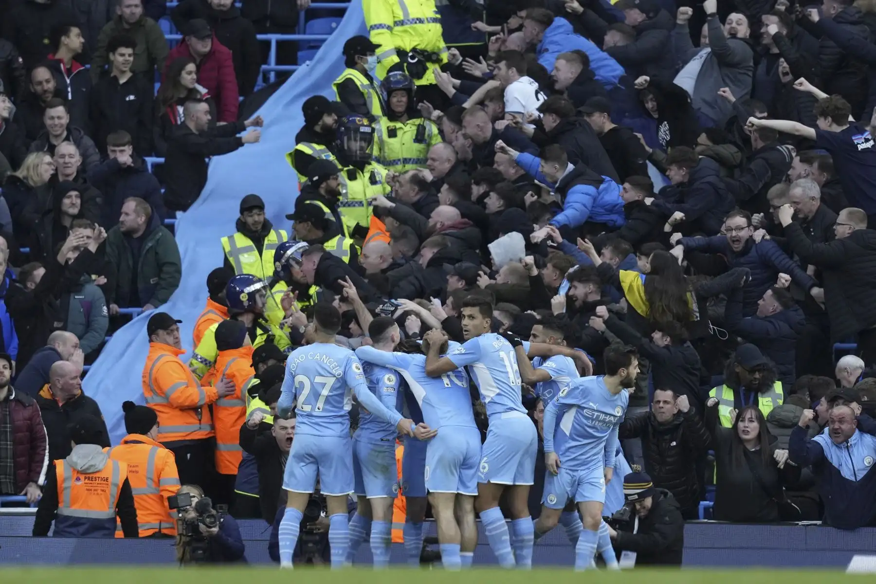 Los jugadores del Manchester City celebran tras el gol de Kevin De Bruyne durante el partido de la Premier League. Foto: EFE