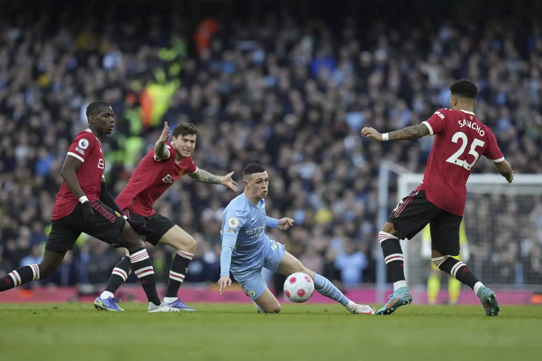 Phil Foden del Manchester City en acción contra Jadon Sancho del Manchester United durante el partido de la Premier League. Foto: EFE